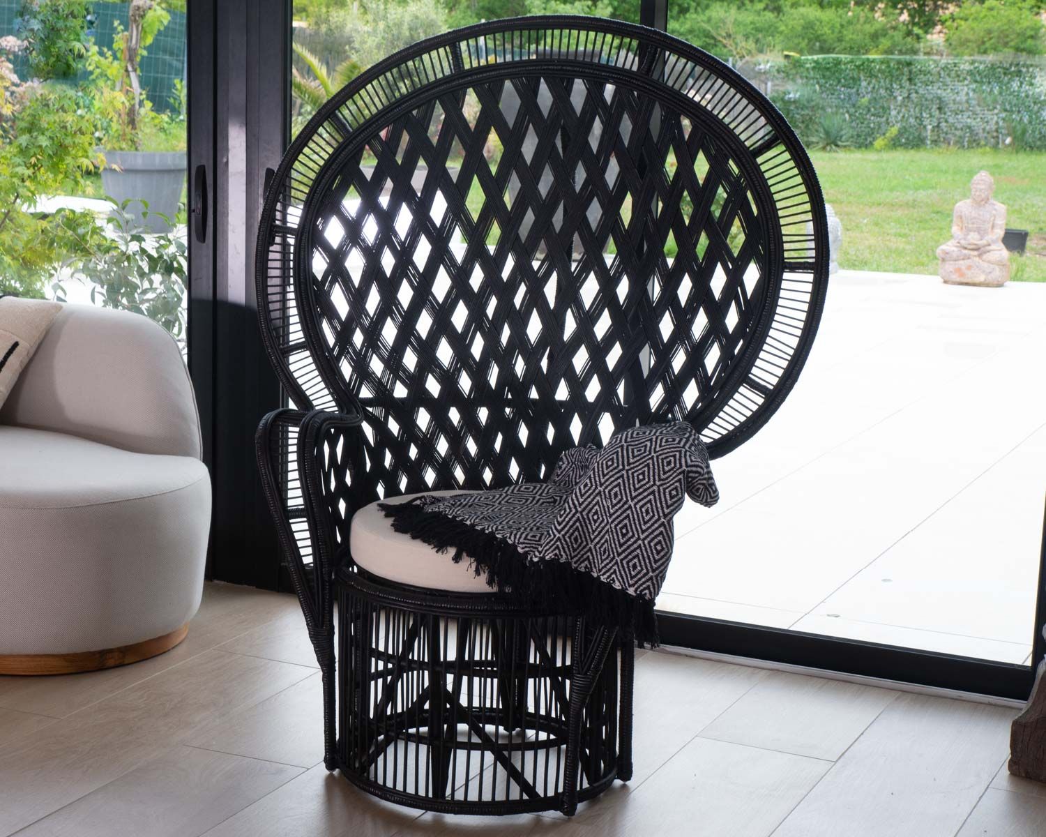 Original fauteuil style Pomare en rotin tressé noir "Taïpa Beach"