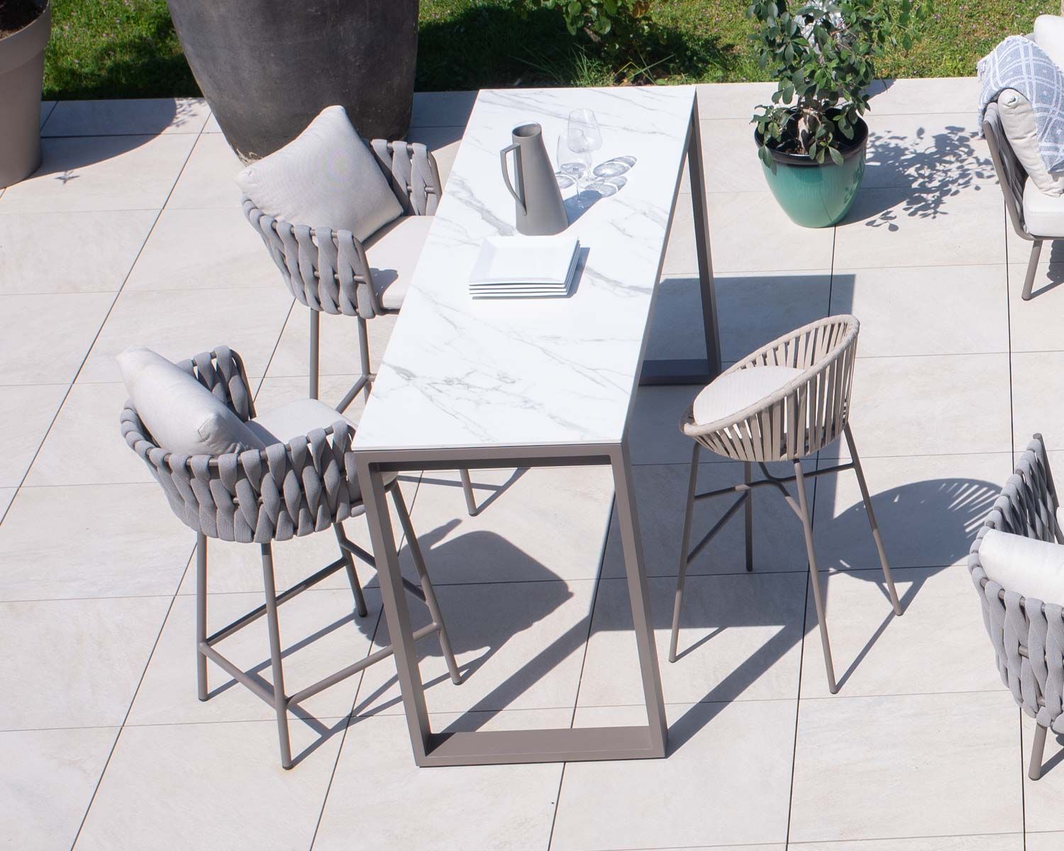 Table de bar 200 cm en aluminium gris avec plateau en céramique blanche "Chinon"