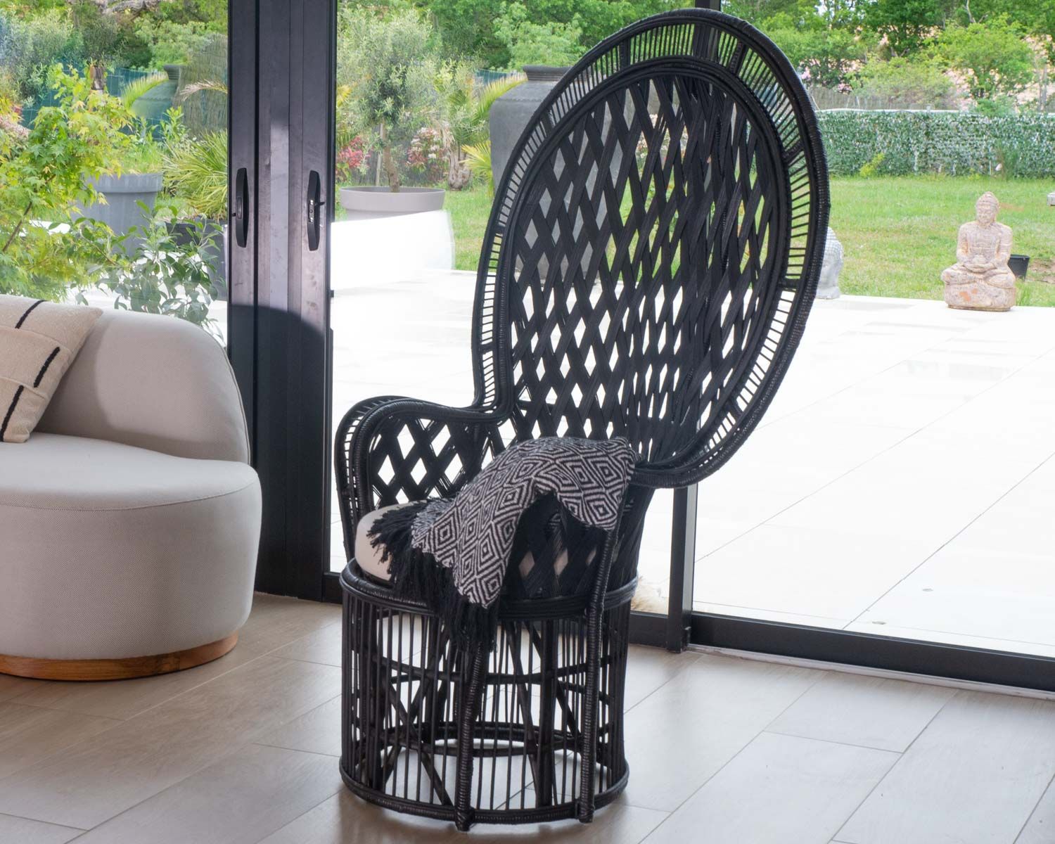 Original fauteuil style Pomare en rotin tressé noir "Taïpa Beach"