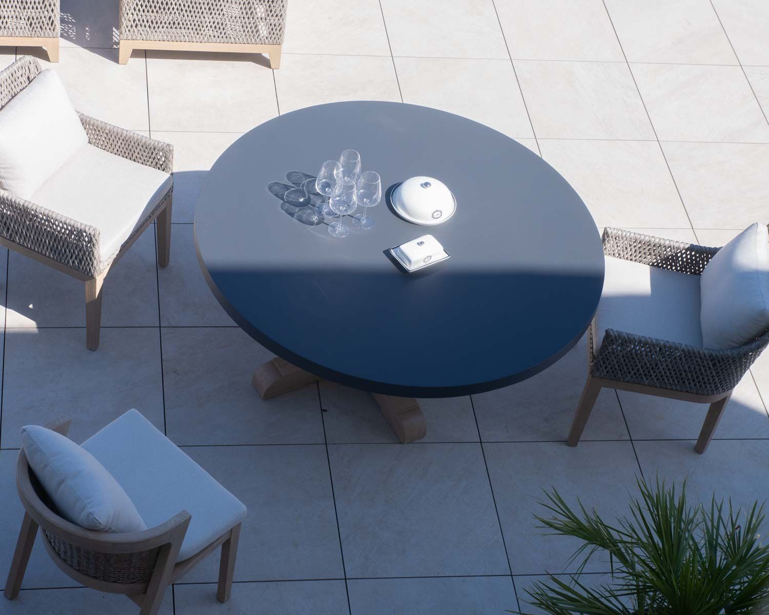 Table de repas extérieure ronde 150 cm en teck et plateau aluminium "Porticcio"