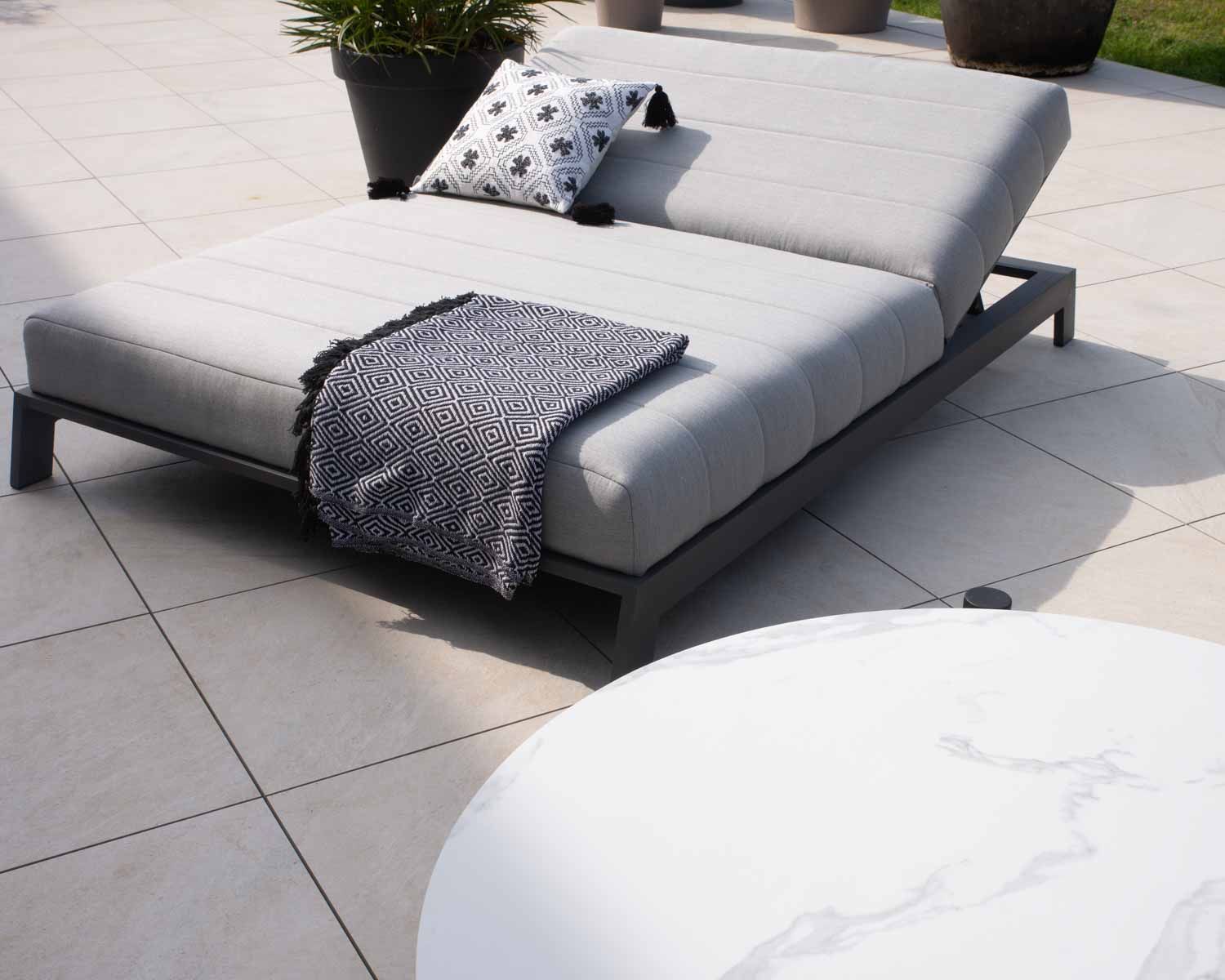 Bain de soleil double moderne et confortable gris clair "Terrasse" structure anthracite