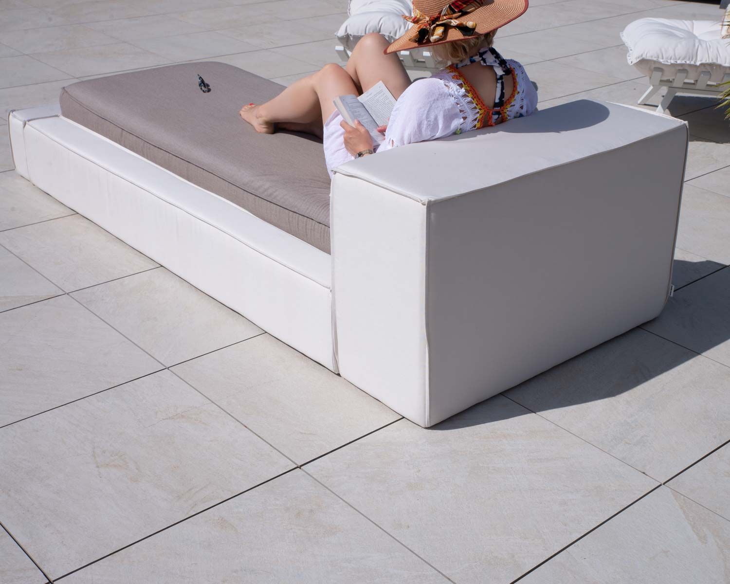 Bain de soleil une place taupe et beige esprit futon "Saint Tropez"