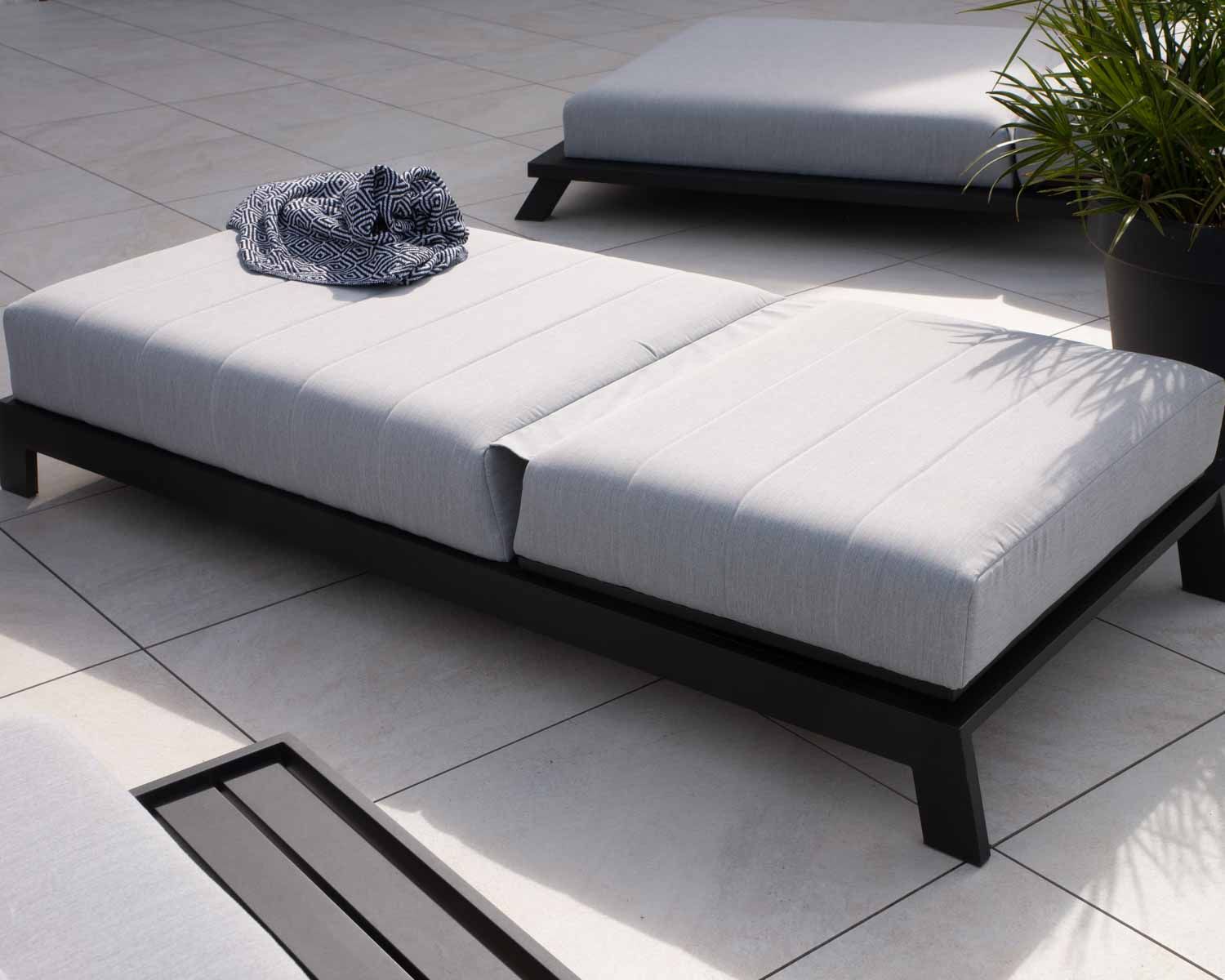 Bain de soleil confort tissu Sunbrella gris clair structure aluminium noire "Terrasse"