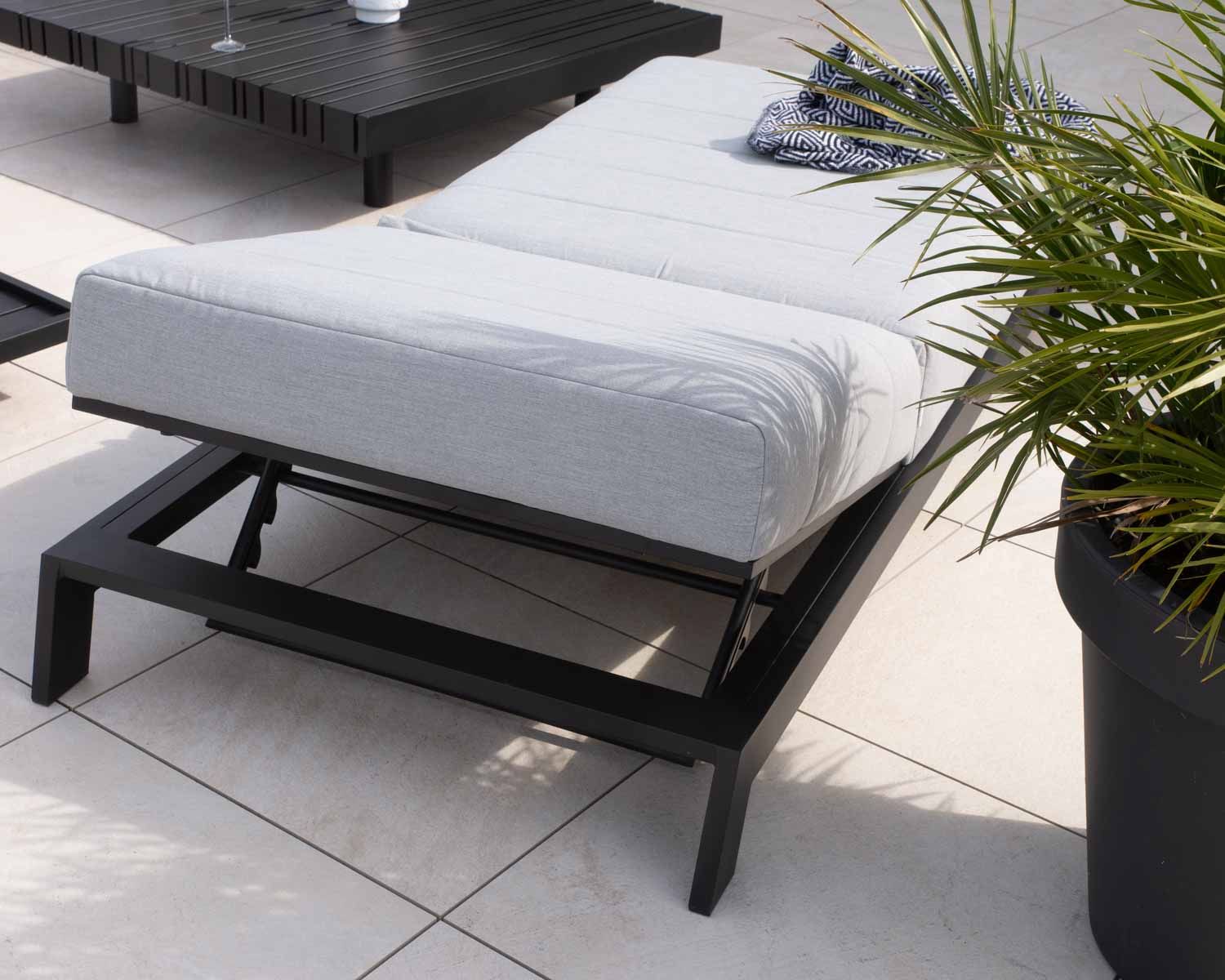Bain de soleil confort tissu Sunbrella gris clair structure aluminium noire "Terrasse"