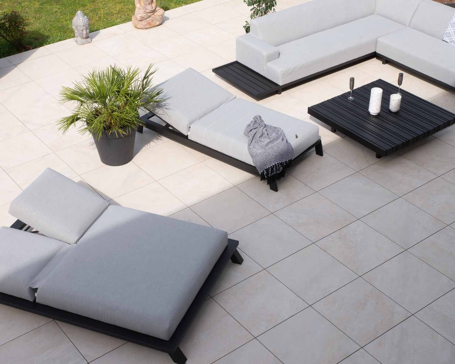 Bain de soleil double tissu Sunbrella gris clair structure aluminium noire "Nusa Pedina"