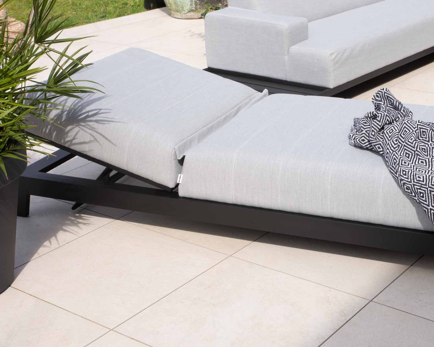 Bain de soleil confort tissu Sunbrella gris clair structure aluminium noire "Terrasse"