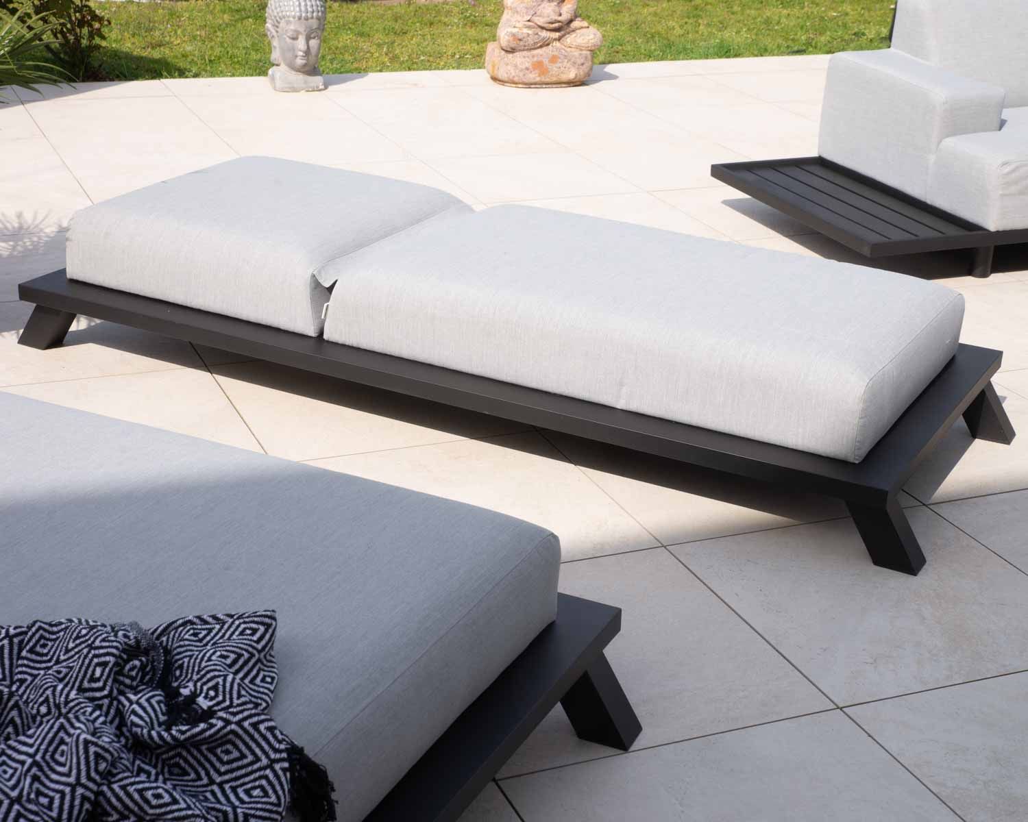 Chaise longue tissu Sunbrella gris clair structure aluminium noire "Nusa Pedina"