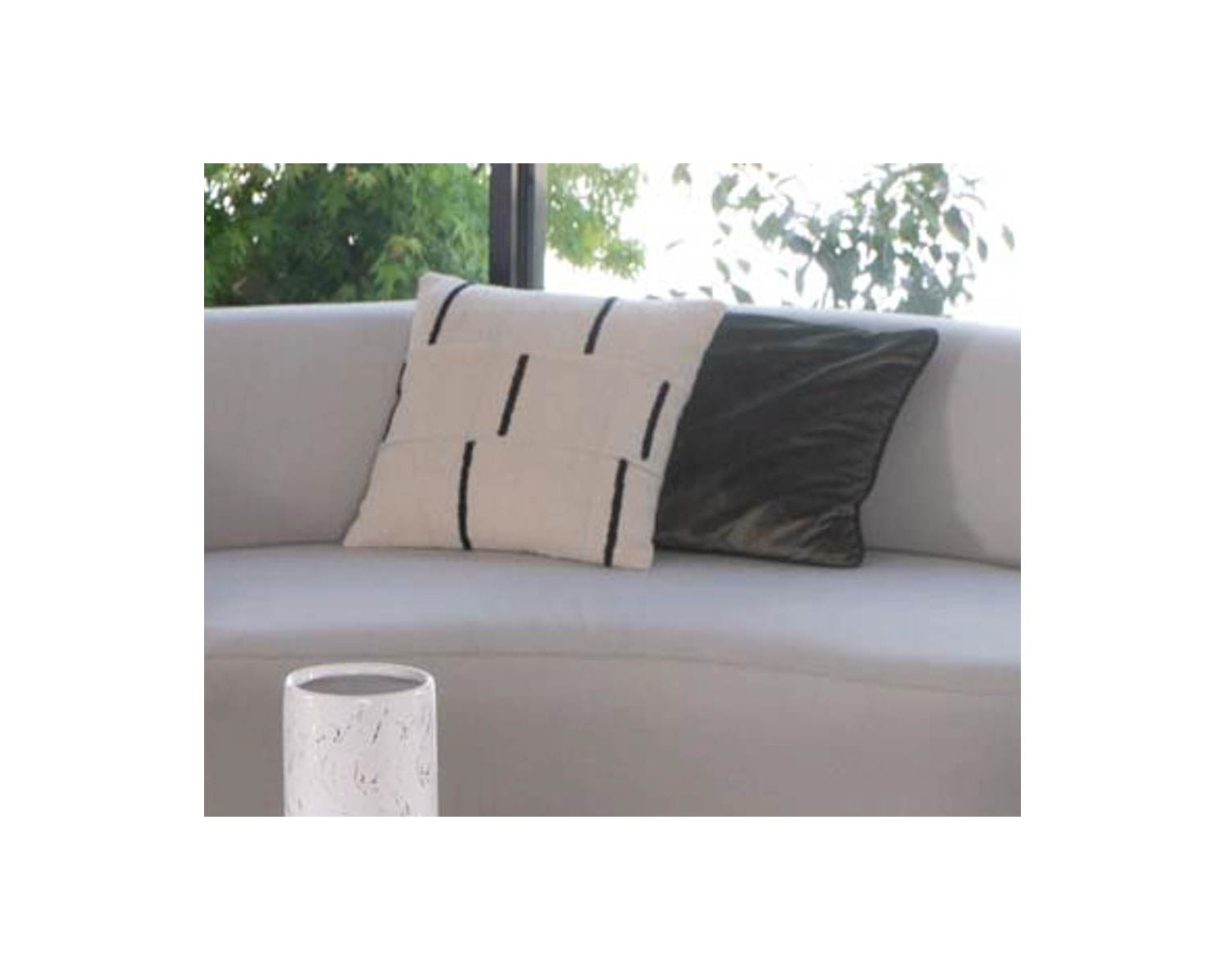 Coussin de canapé blanc cassé et noir "Chart" motif graphique