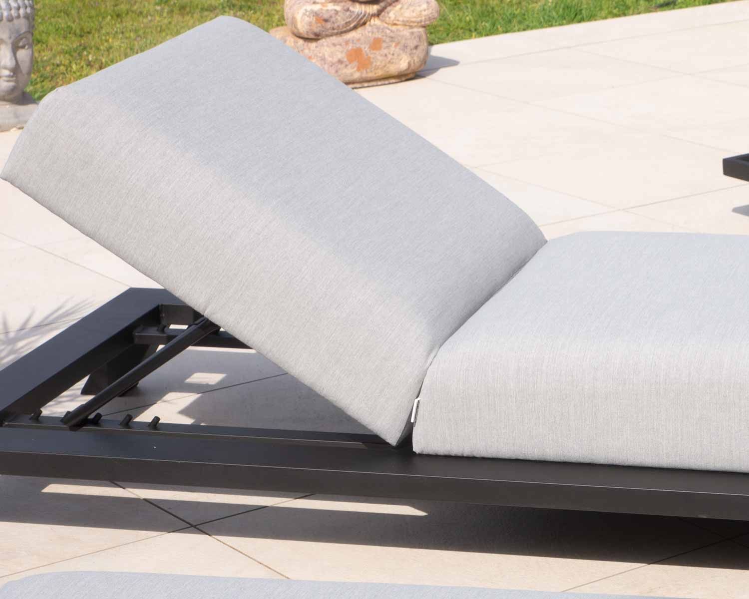 Chaise longue tissu Sunbrella gris clair structure aluminium noire "Nusa Pedina"