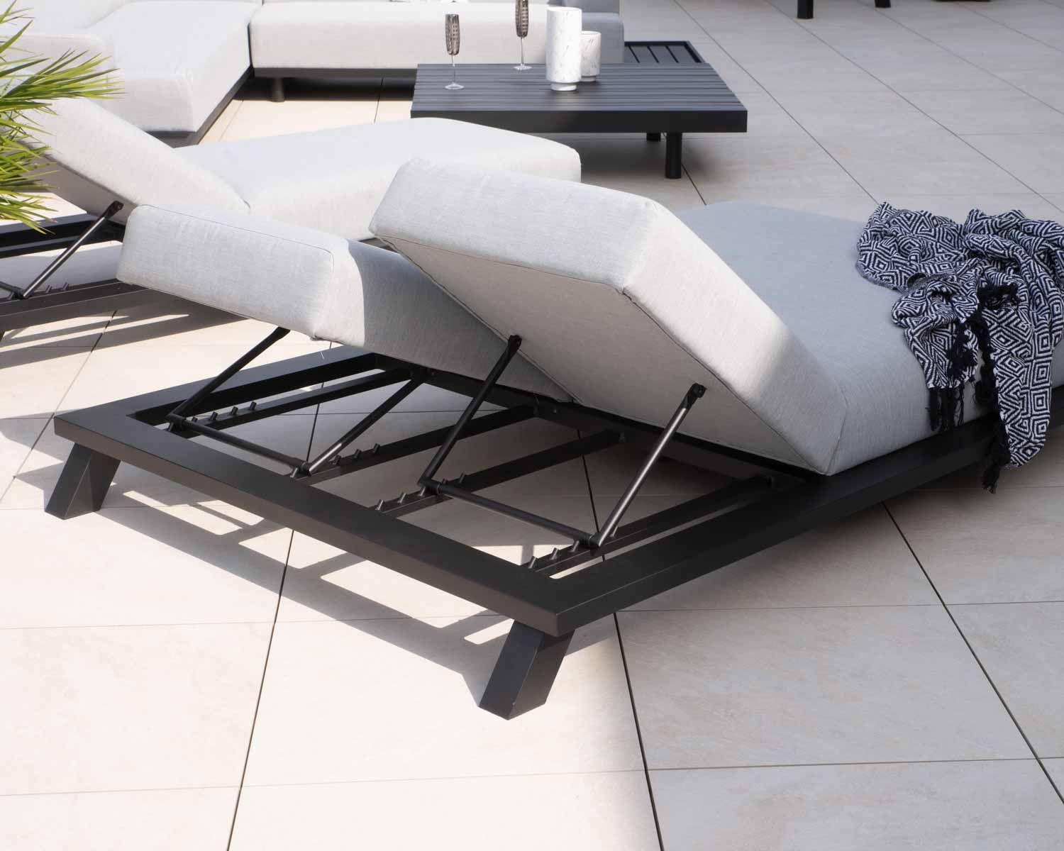 Bain de soleil double tissu Sunbrella gris clair structure aluminium noire "Nusa Pedina"
