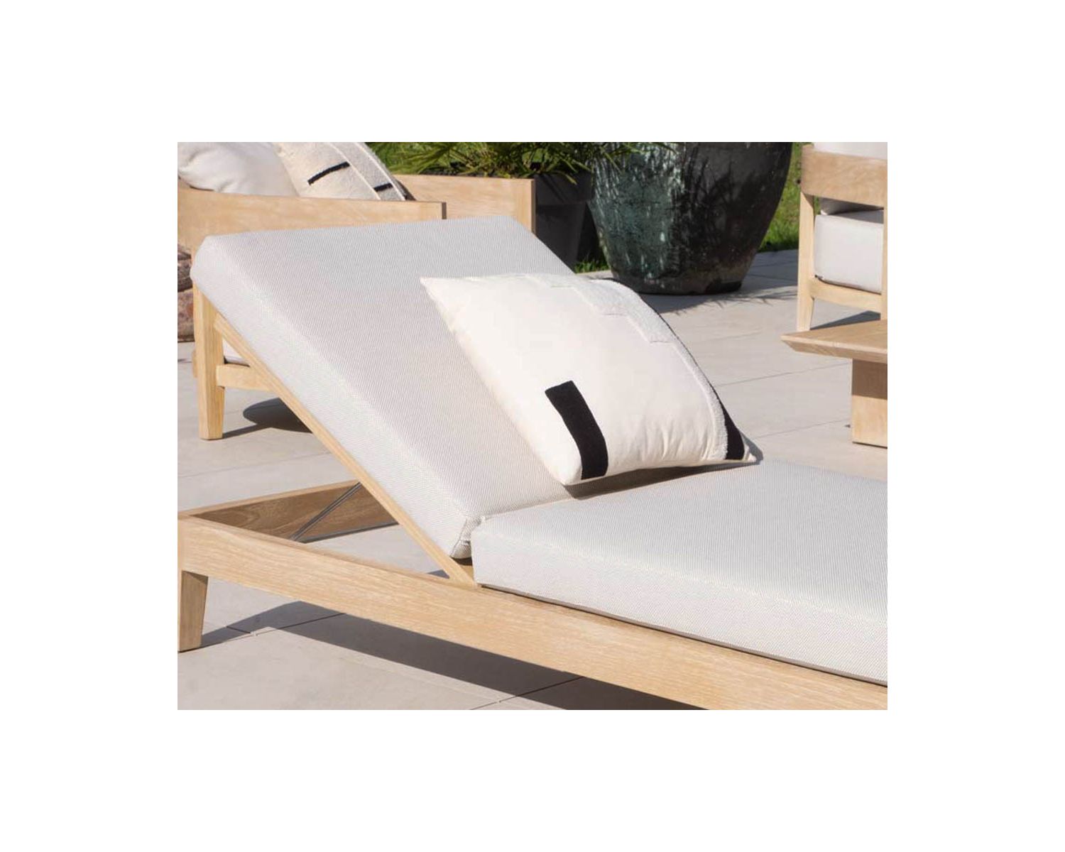 Coussin carré design en coton brodé blanc et noir "Chart" 45x45cm