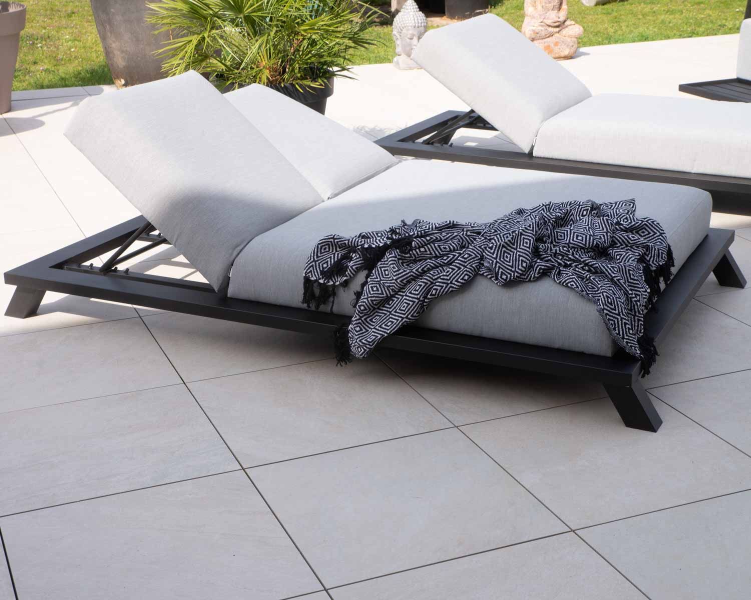 Chaise longue tissu Sunbrella gris clair structure aluminium noire "Nusa Pedina"