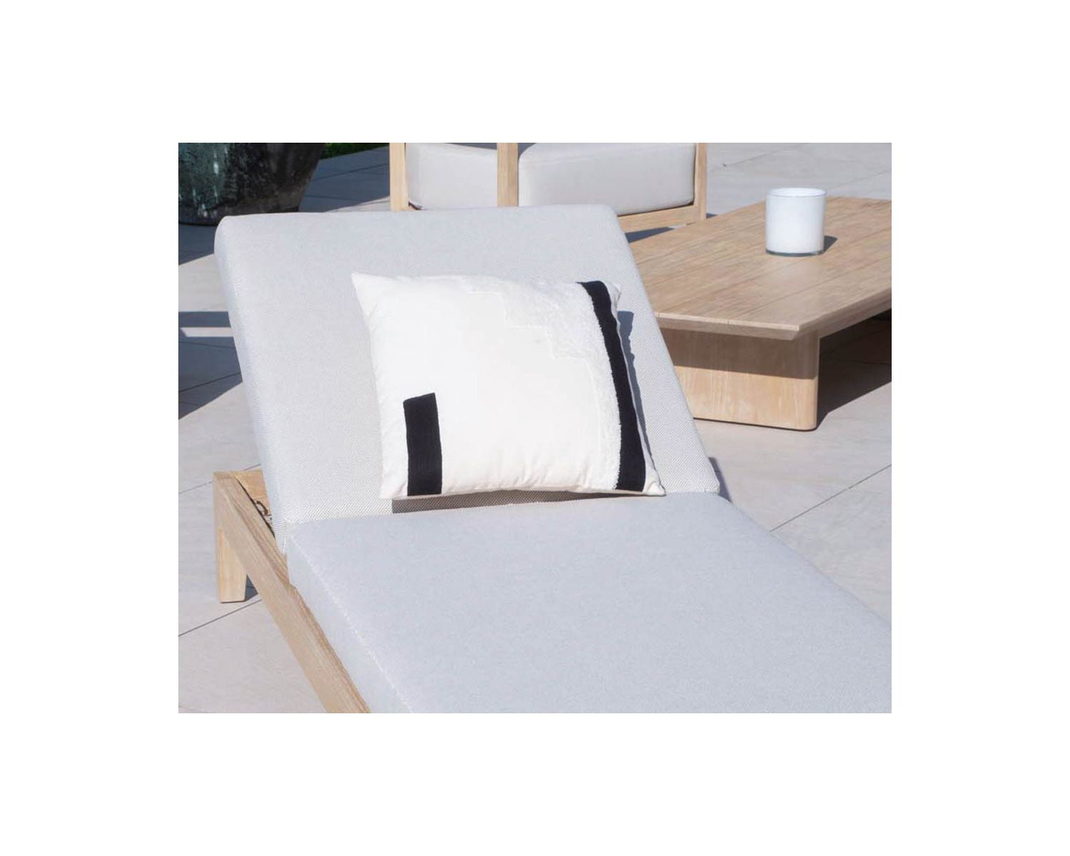 Coussin carré design en coton brodé blanc et noir "Chart" 45x45cm