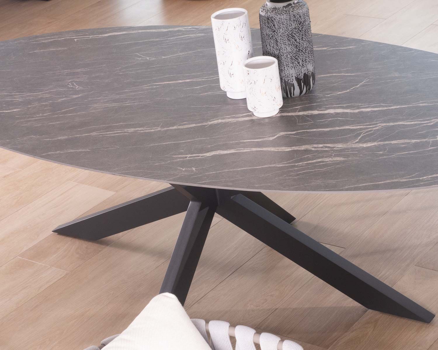 Table design noire forme elliptique en céramique et pieds 3D "Chinon" 260 cm