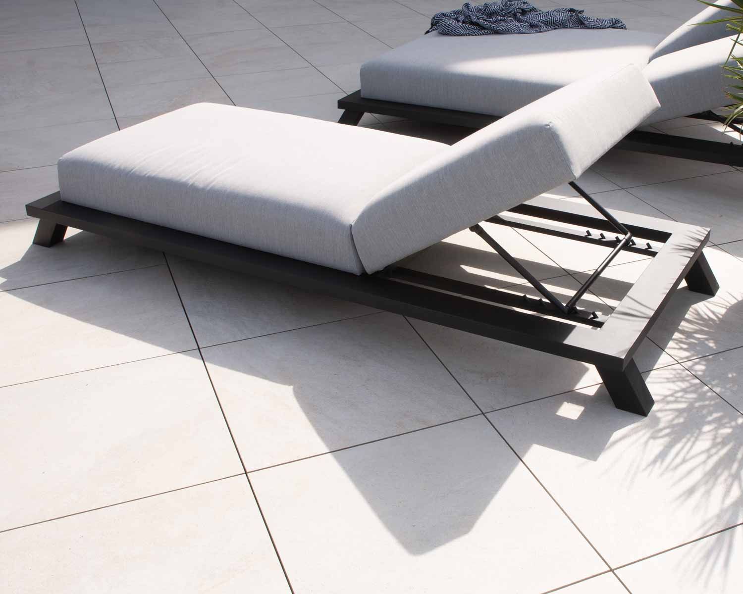 Chaise longue tissu Sunbrella gris clair structure aluminium noire "Nusa Pedina"