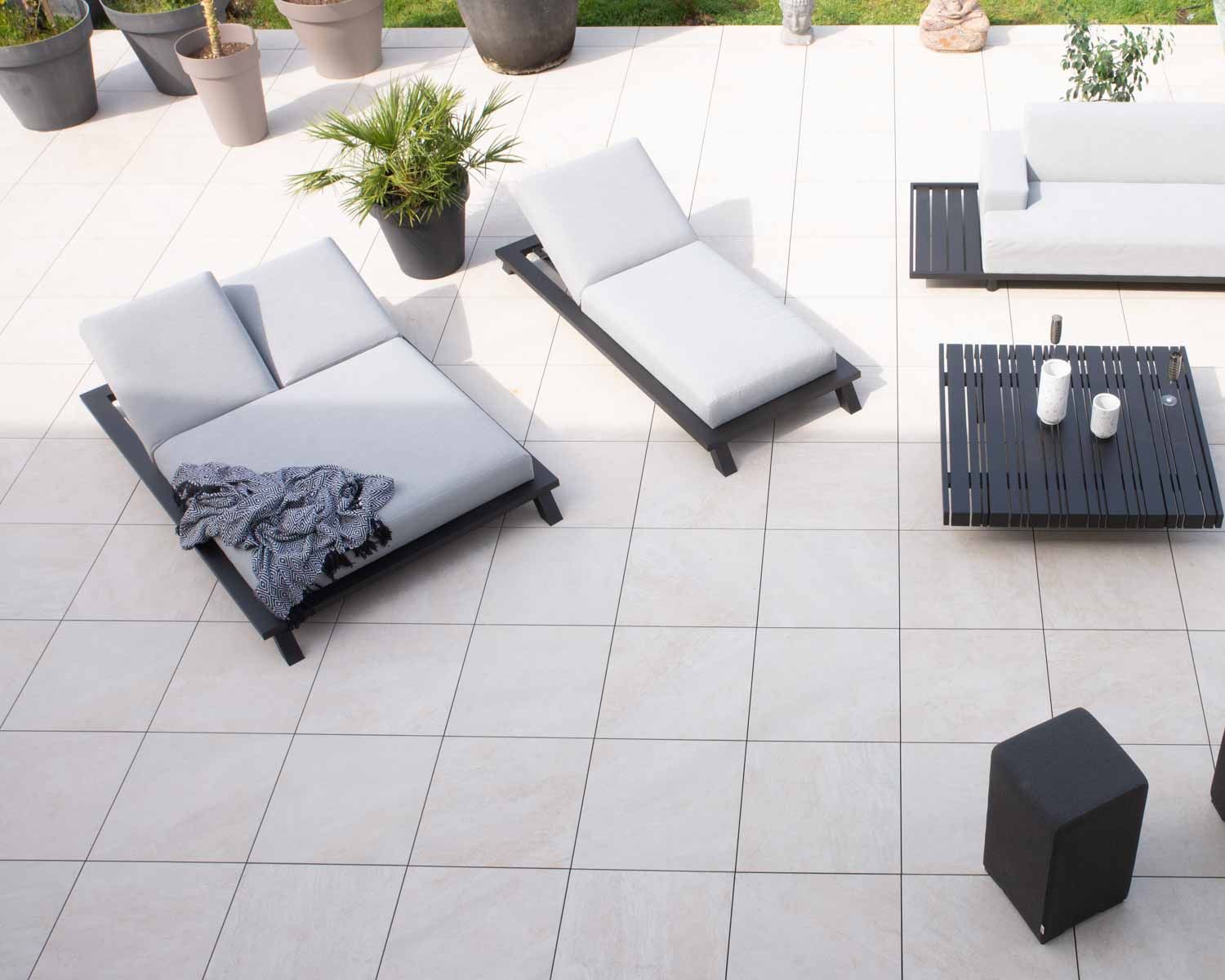 Bain de soleil double tissu Sunbrella gris clair structure aluminium noire "Nusa Pedina"