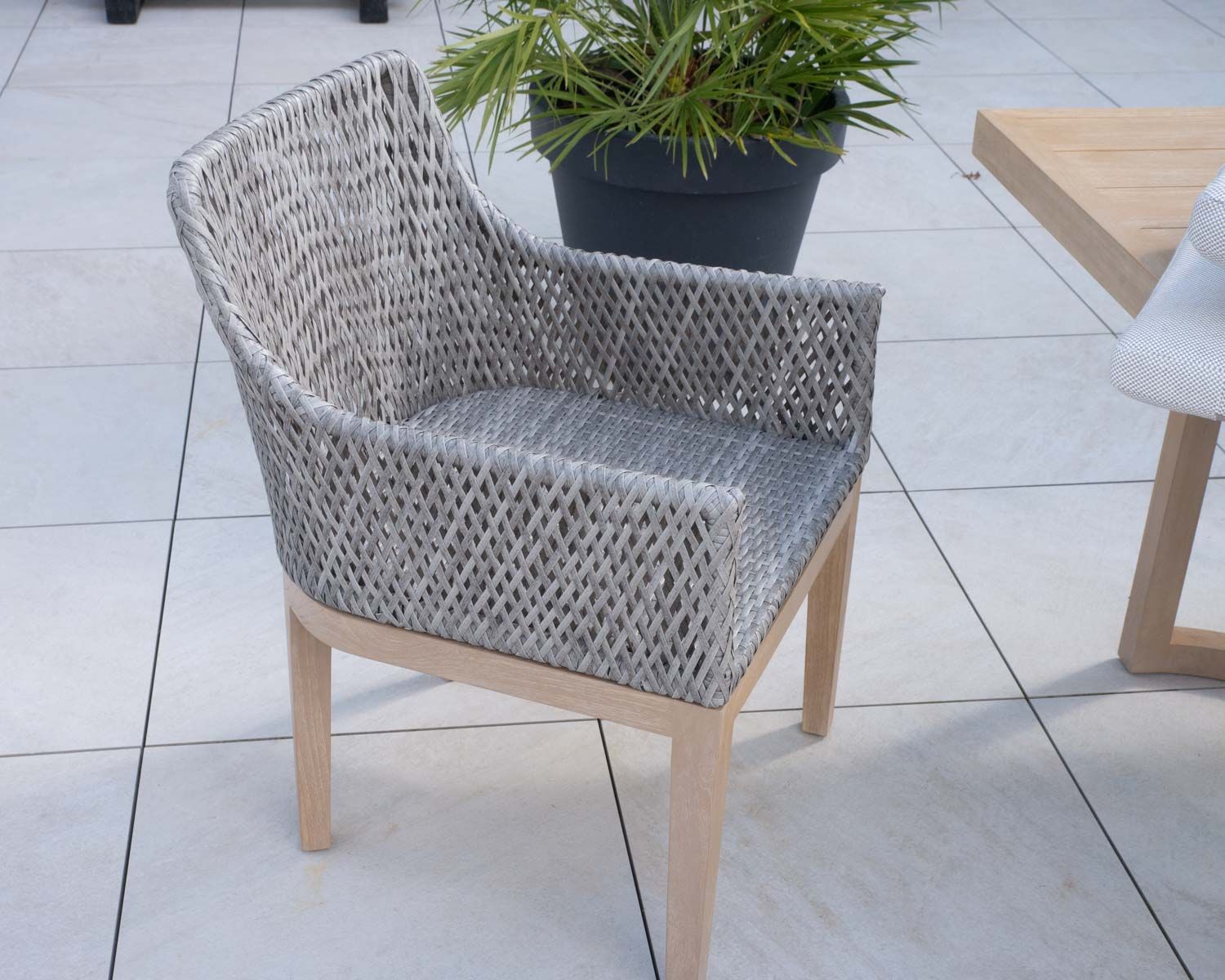 Chaise d'extérieur haut de gamme tressée en teck et textile chiné "Porticcio"