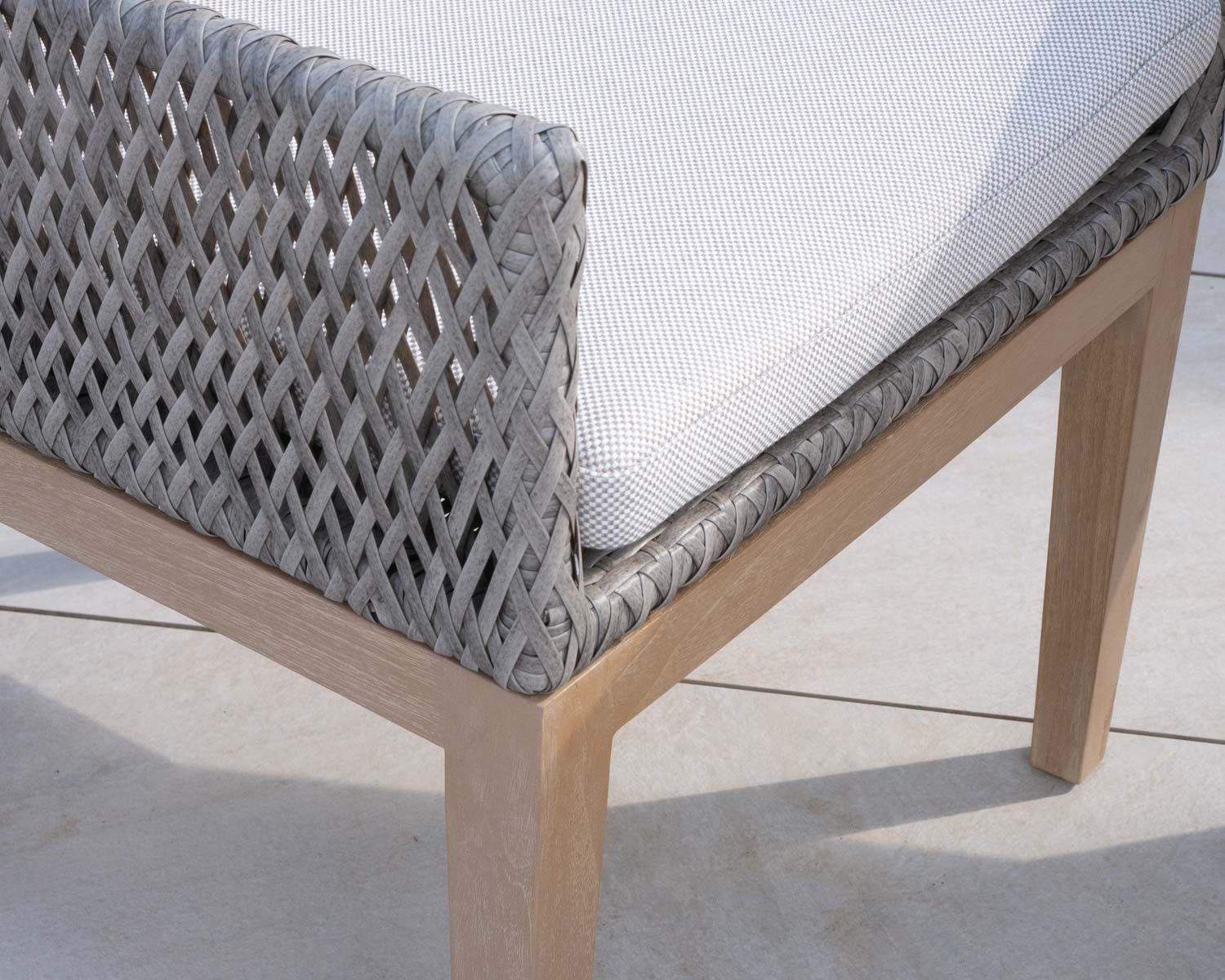 Chaise d'extérieur haut de gamme tressée en teck et textile chiné "Porticcio"