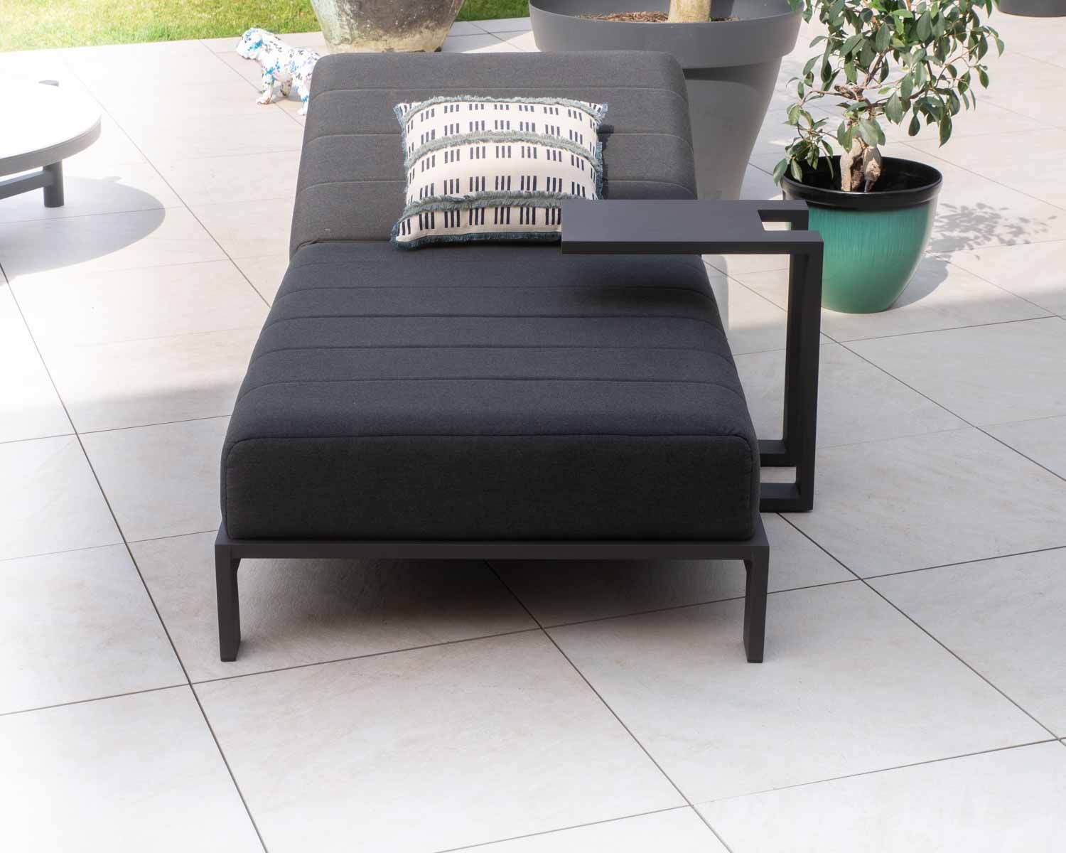 Table d'appoint design en aluminium gris anthracite "Lazy Beach"