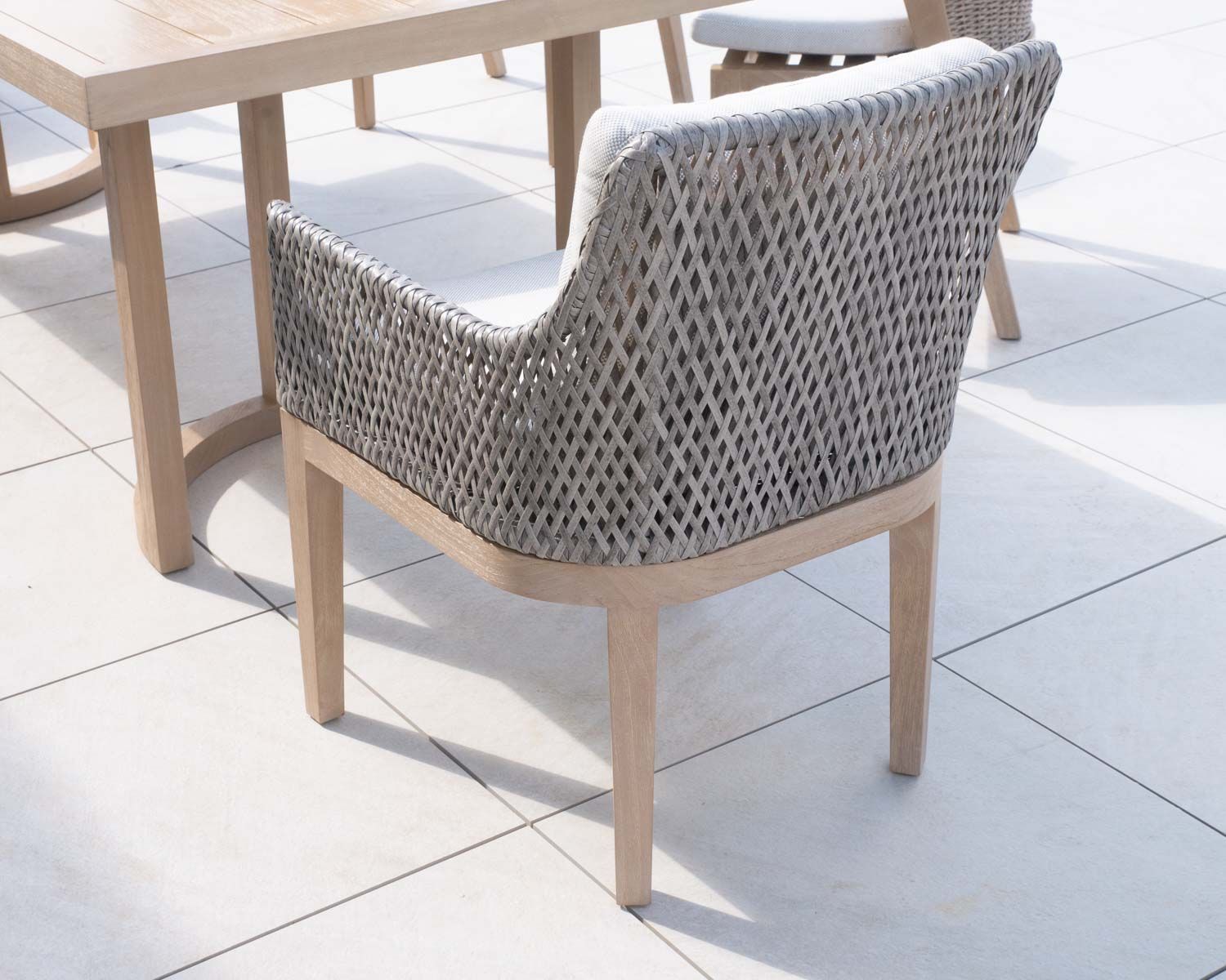 Chaise d'extérieur haut de gamme tressée en teck et textile chiné "Porticcio"