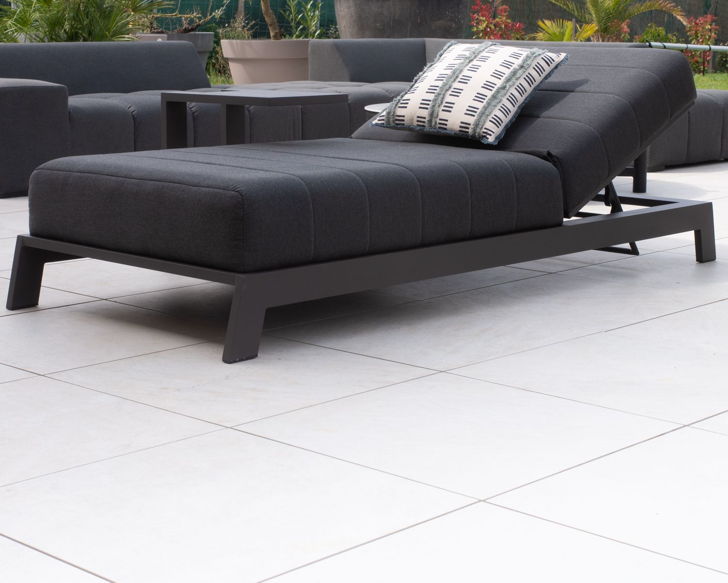 Bain de soleil 90 cm de large en aluminium noir et matelas gris "Terrasse"