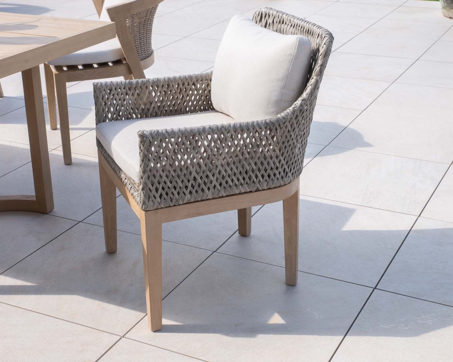 Chaise d'extérieur haut de gamme tressée en teck et textile chiné "Porticcio"