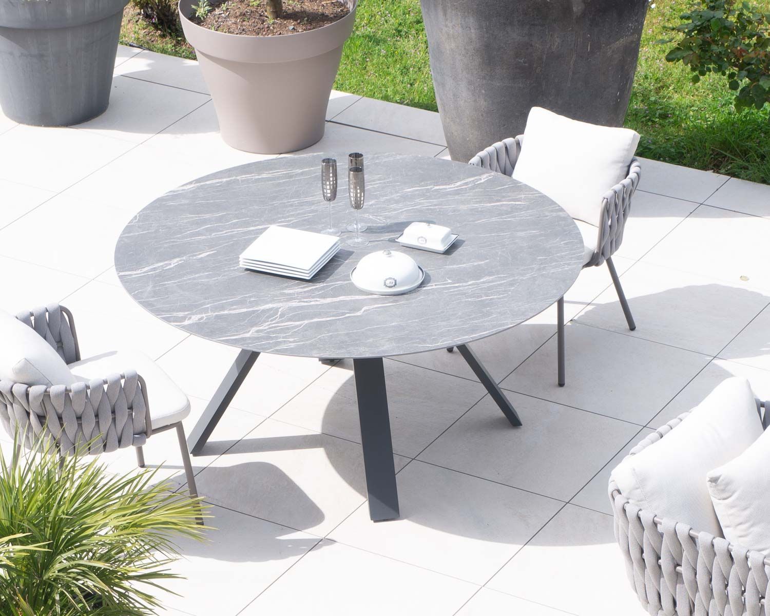 Table ronde noire en céramique et aluminium "Chinon" 160 cm