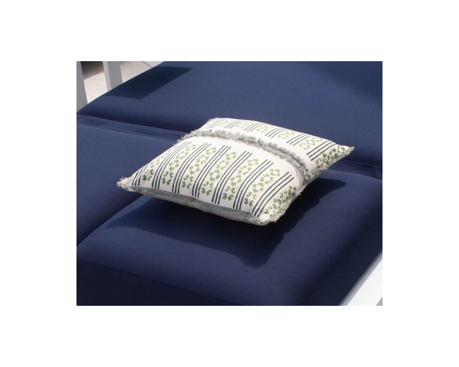 Coussin décoratif carré beige et vert avec franges en lin "Foreign"