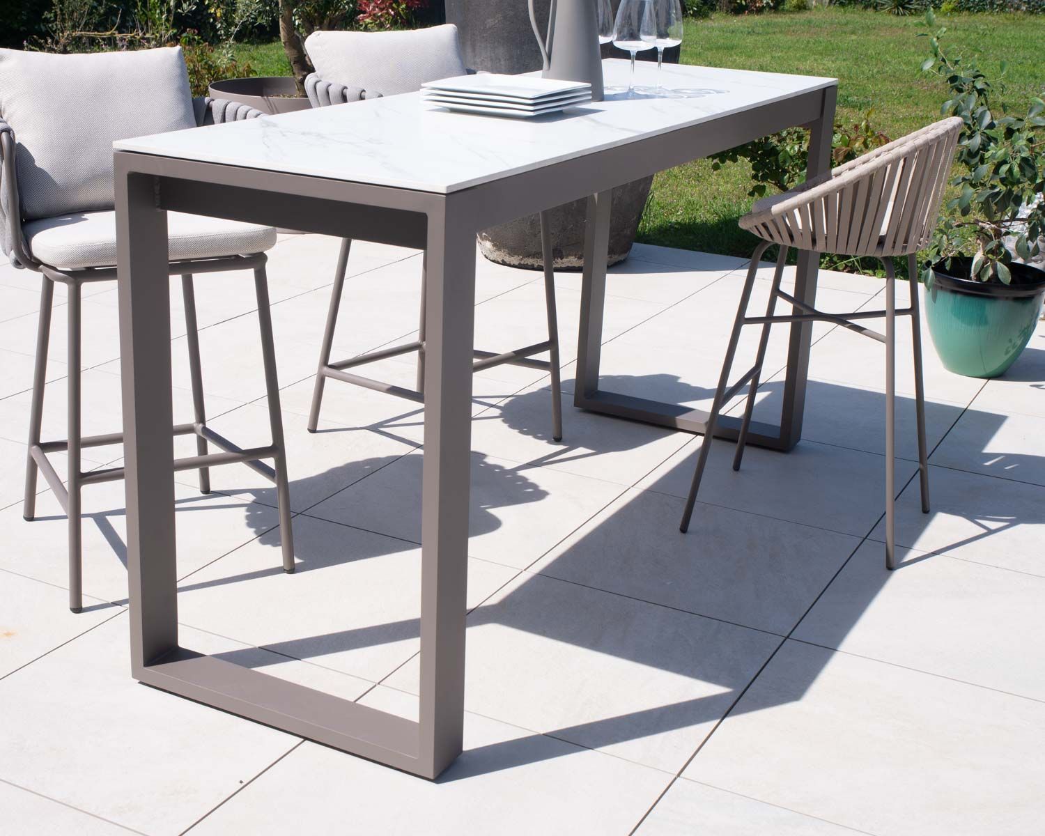 Table de bar 200 cm en aluminium gris avec plateau en céramique blanche "Chinon"