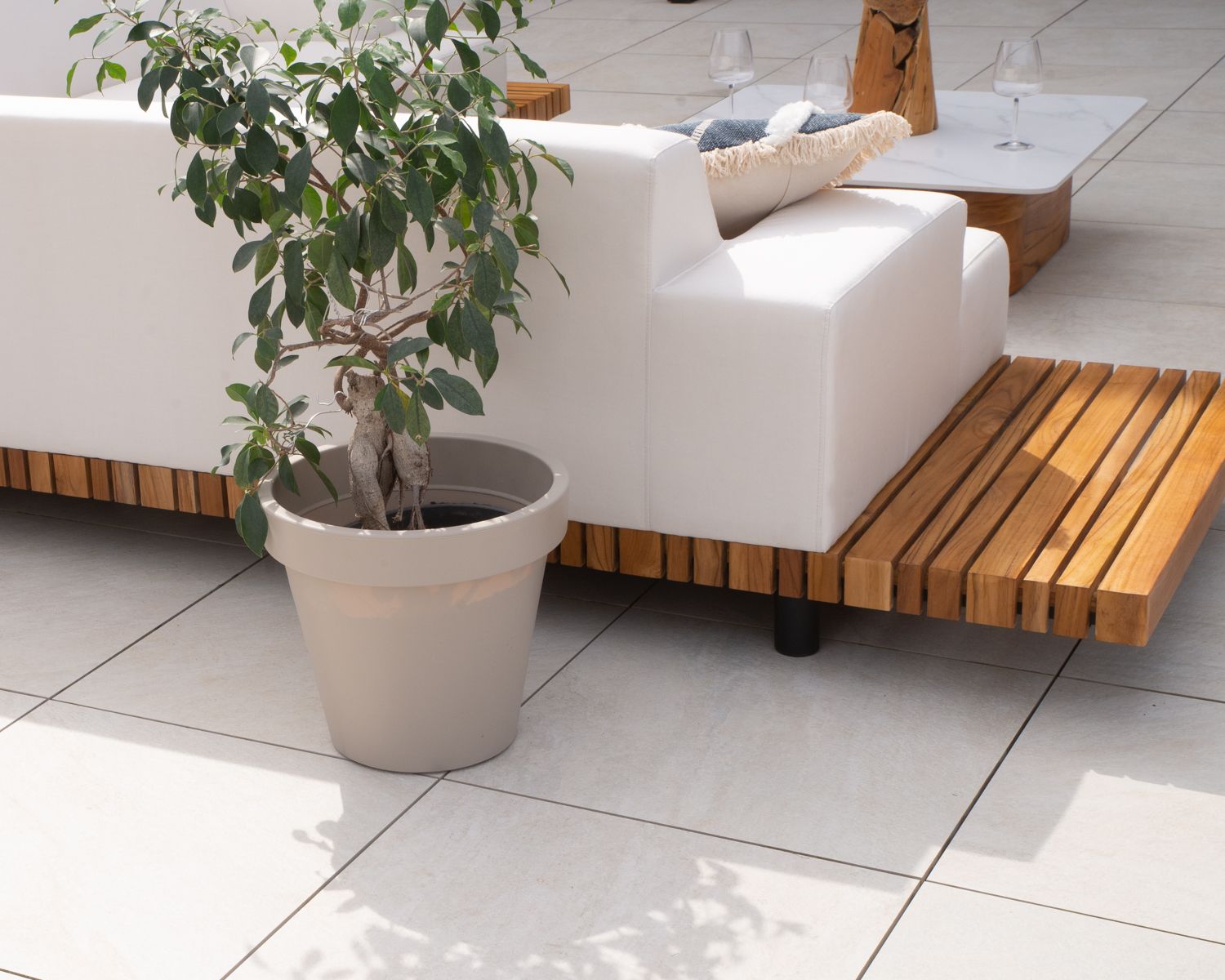 Canapé d'extérieur avec retour droit tissu écru sans surpiqure " Lombok"