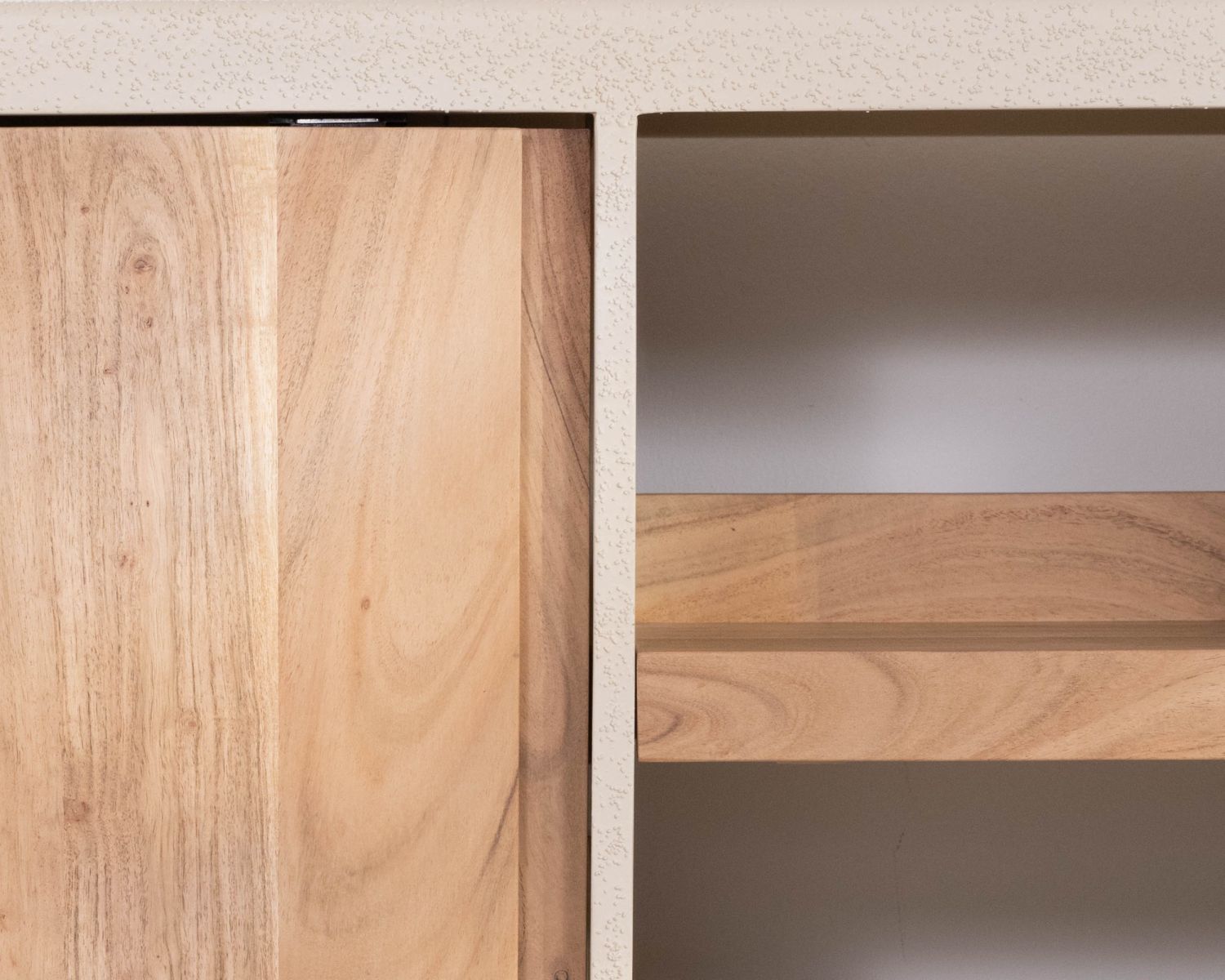 Meuble sous vasque 140 cm à suspendre "Miona" design organique aspect béton sablé