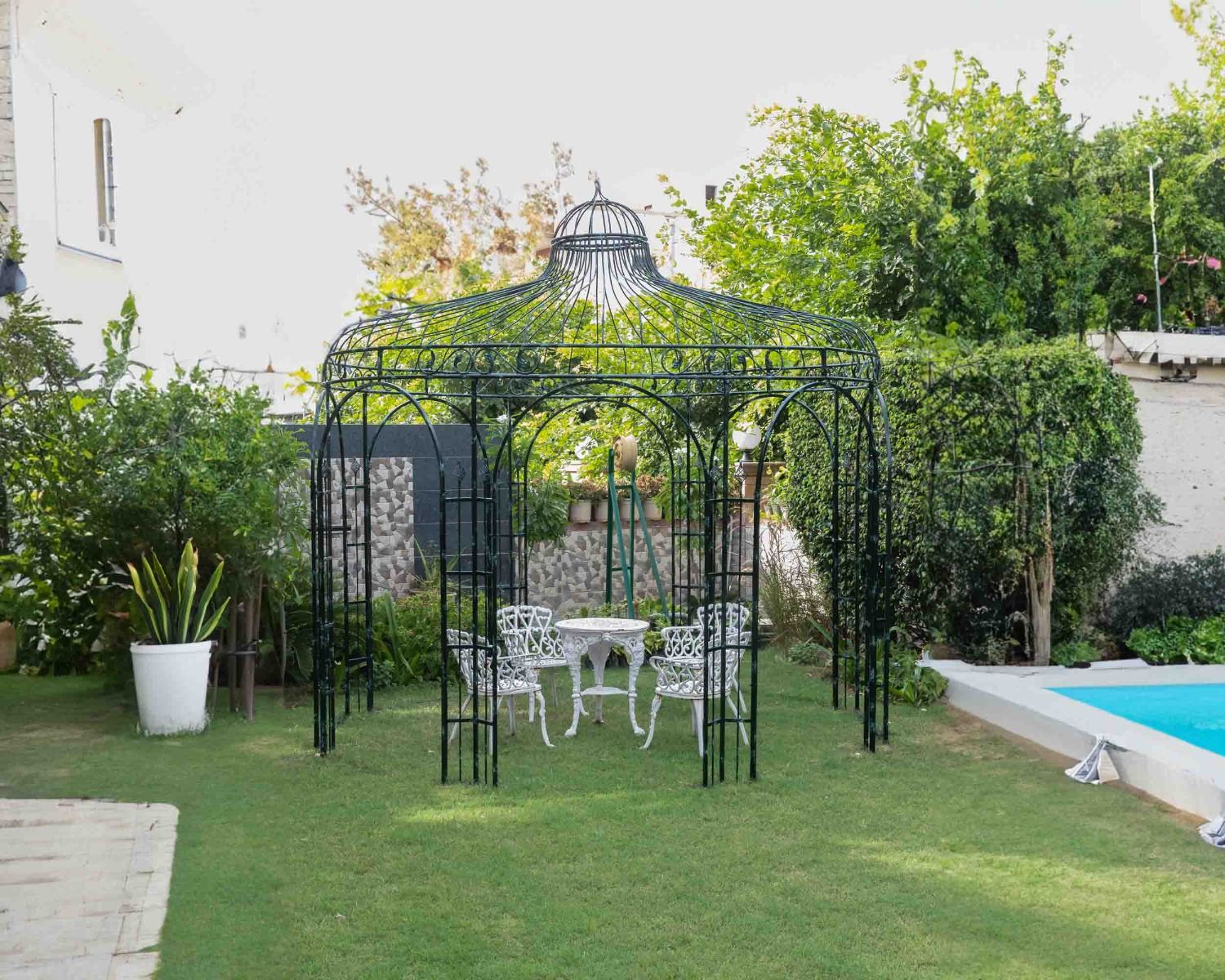 Grande gloriette de jardin aspect vieilli "Rosy" diamètre 3m35