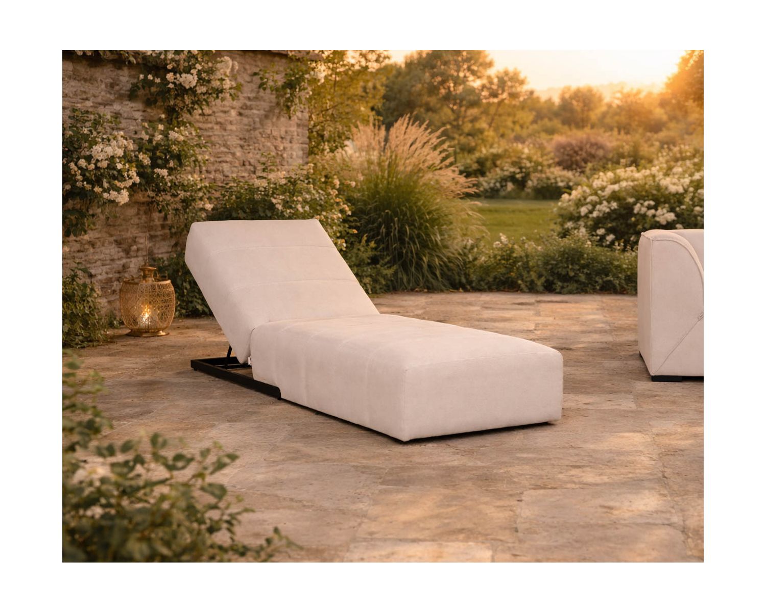 Bain de soleil design épuré en tissu crème avec surpiqures spécial extérieur "Sunset Bay"