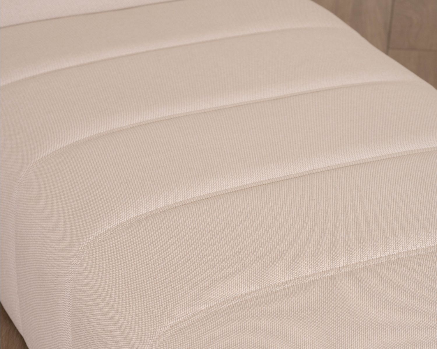 Bain de soleil design épuré en tissu crème avec surpiqures spécial extérieur "Sunset Bay"