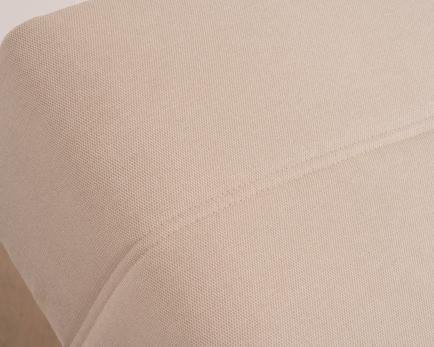 Bain de soleil design épuré en tissu crème avec surpiqures spécial extérieur "Sunset Bay"