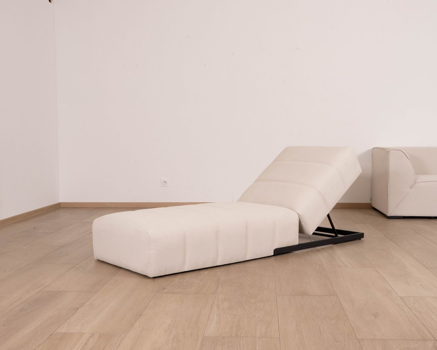 Bain de soleil design épuré en tissu crème avec surpiqures spécial extérieur "Sunset Bay"