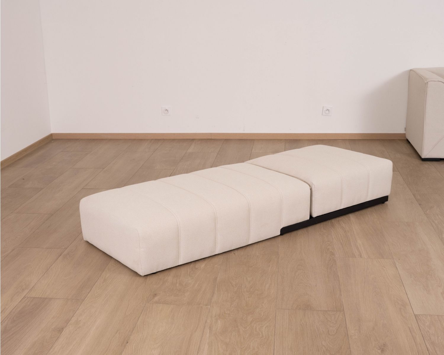 Bain de soleil design épuré en tissu crème avec surpiqures spécial extérieur "Sunset Bay"