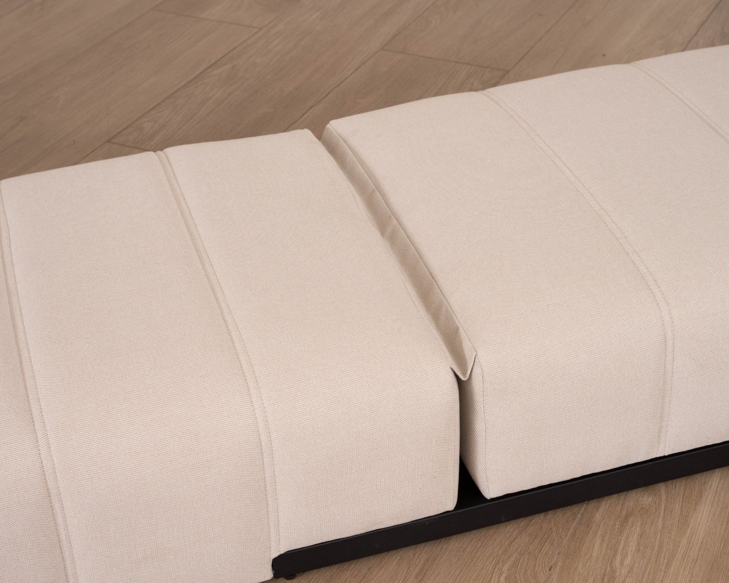 Bain de soleil design épuré en tissu crème avec surpiqures spécial extérieur "Sunset Bay"