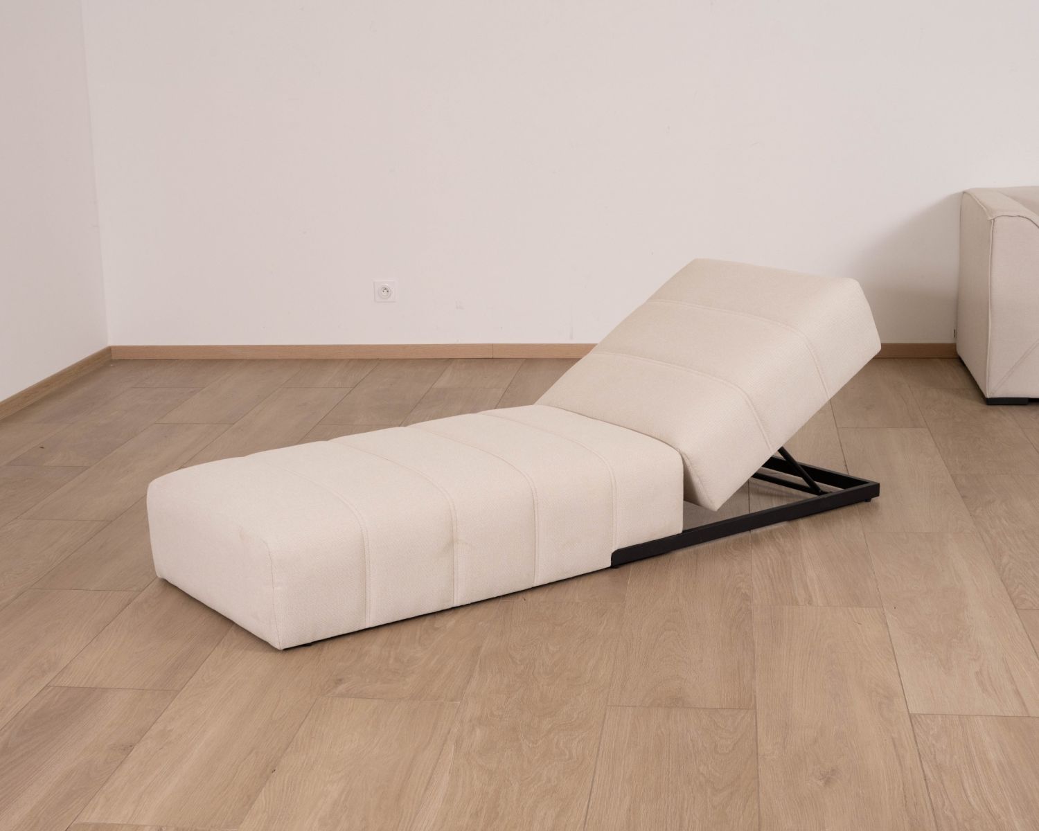 Bain de soleil design épuré en tissu crème avec surpiqures spécial extérieur "Sunset Bay"