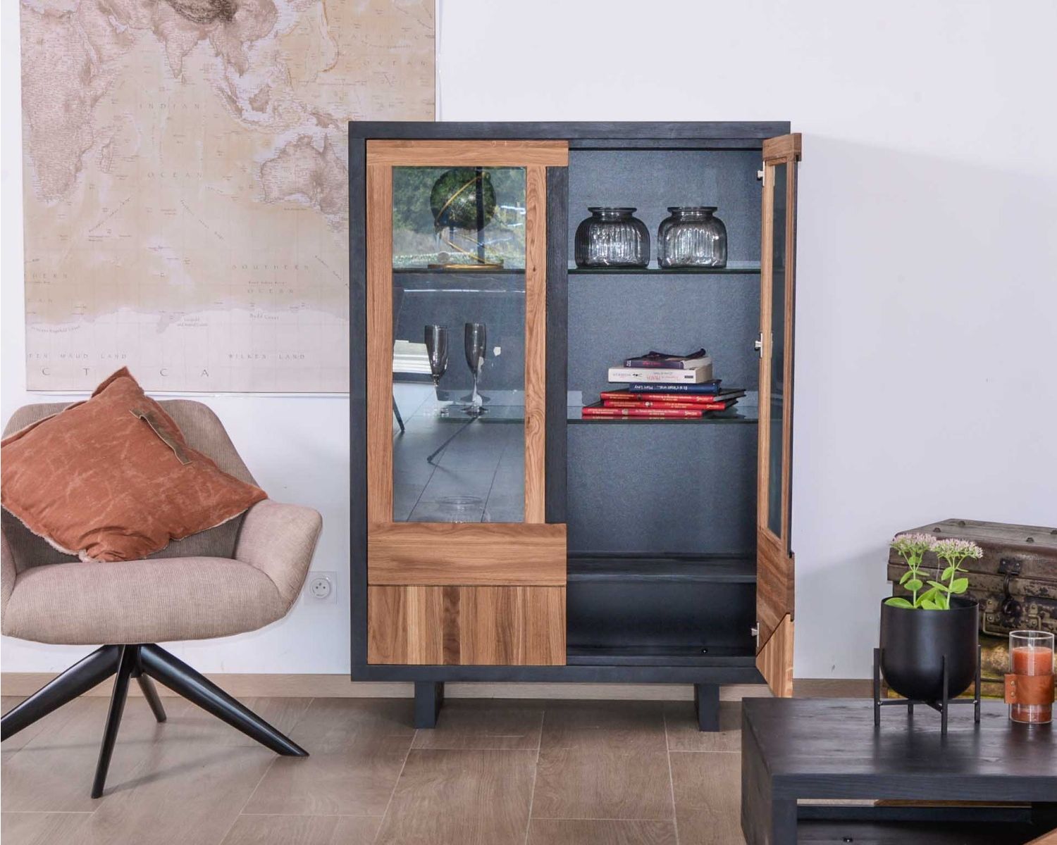 Vitrine contemporaine Casita 2 portes verre et bois massif "Flix" 