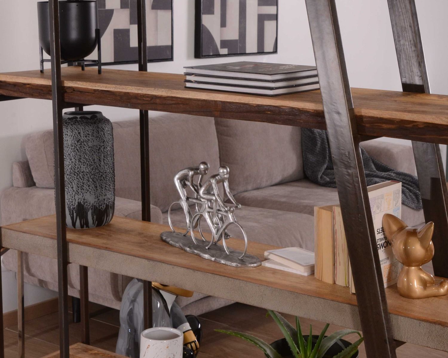 Bibliothèque design contemporain "Mezzo" bois métal et finition ciment