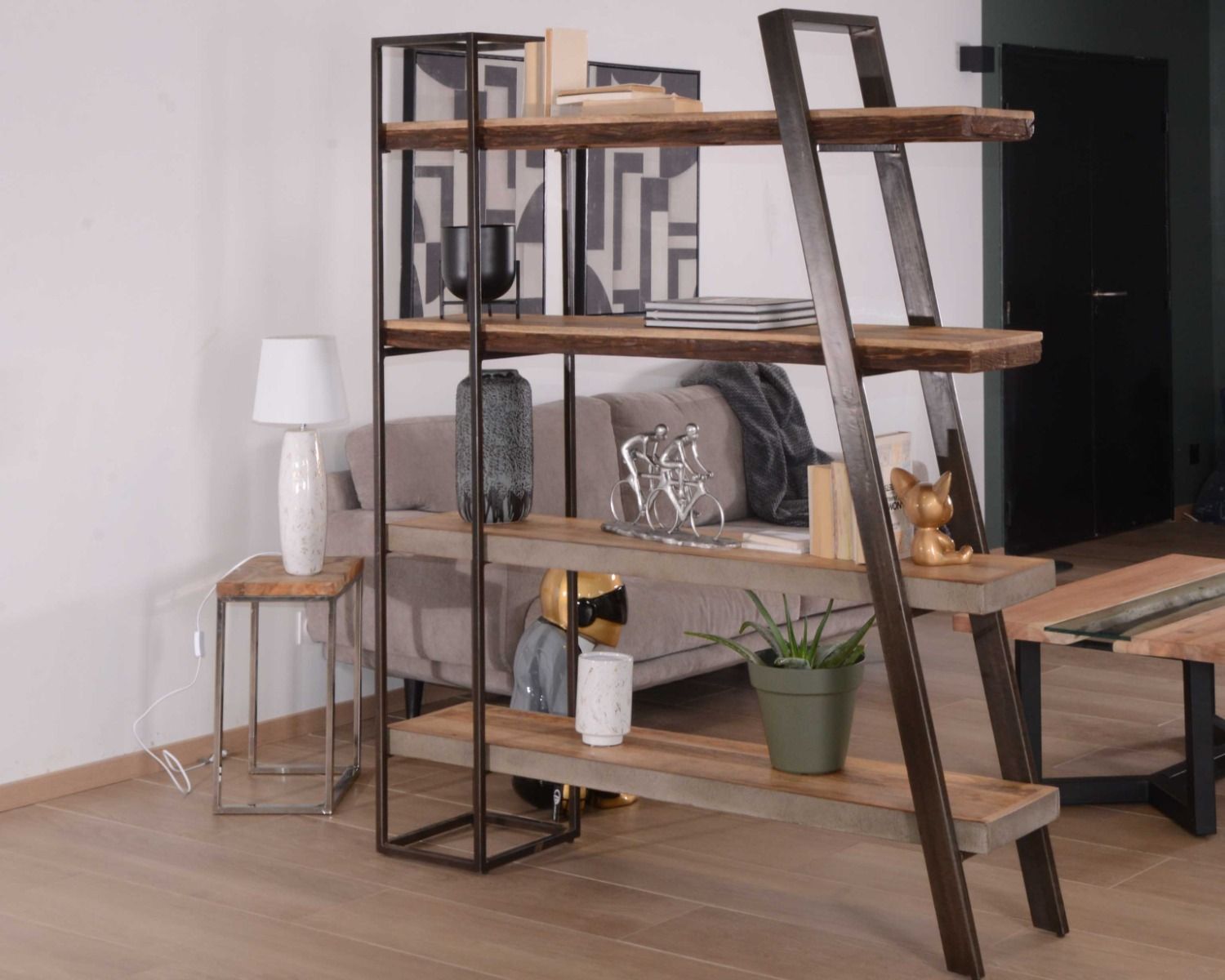 Bibliothèque design contemporain "Mezzo" bois métal et finition ciment