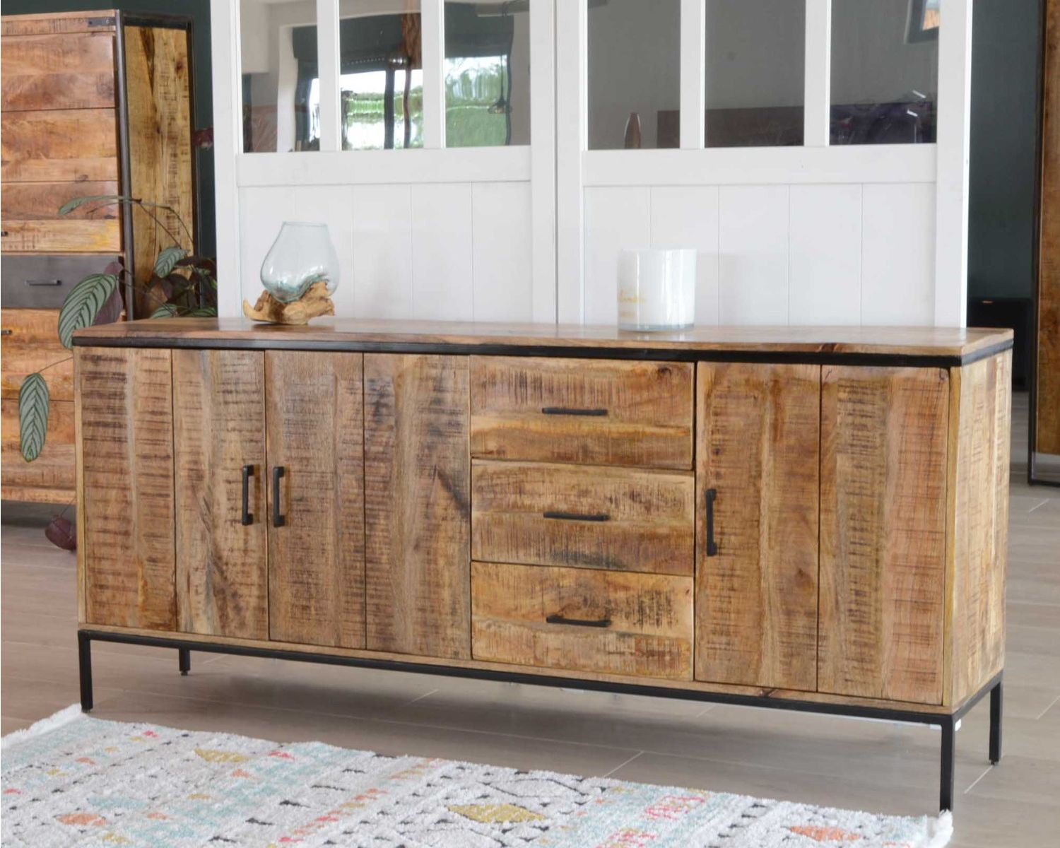 Grande enfilade en bois massif et métal "Mango" multi rangements