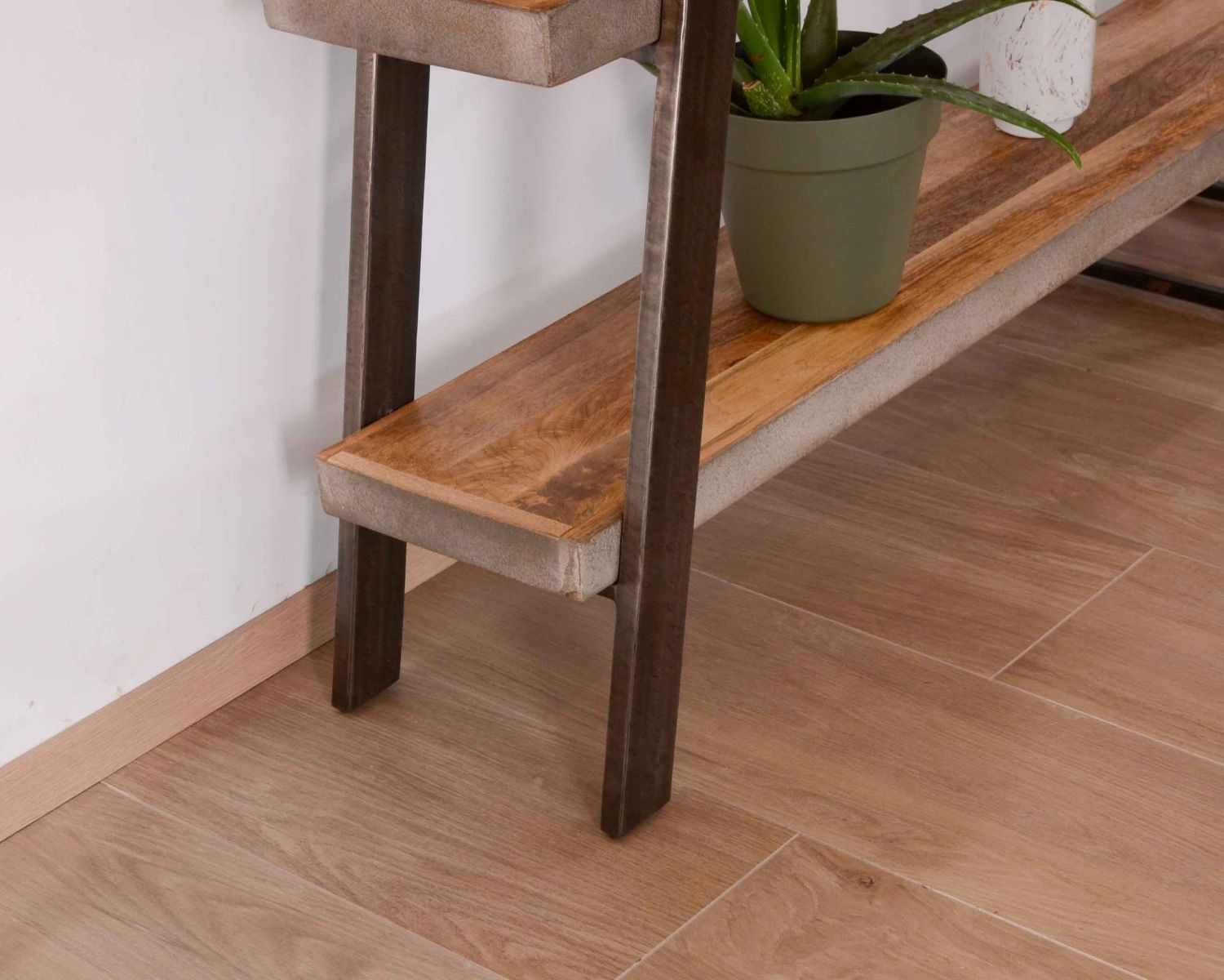 Bibliothèque design contemporain "Mezzo" bois métal et finition ciment