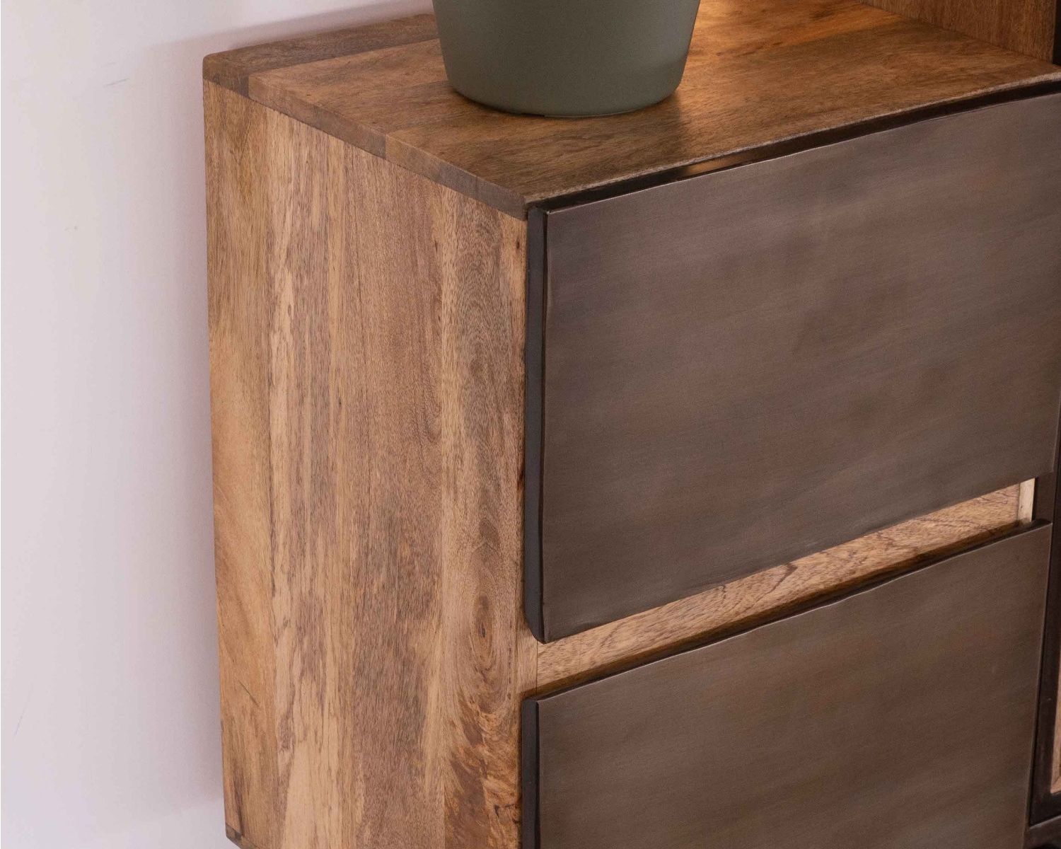 Vitrine buffet design "Mezzo" 3 portes 2 tiroirs bois métal et ciment