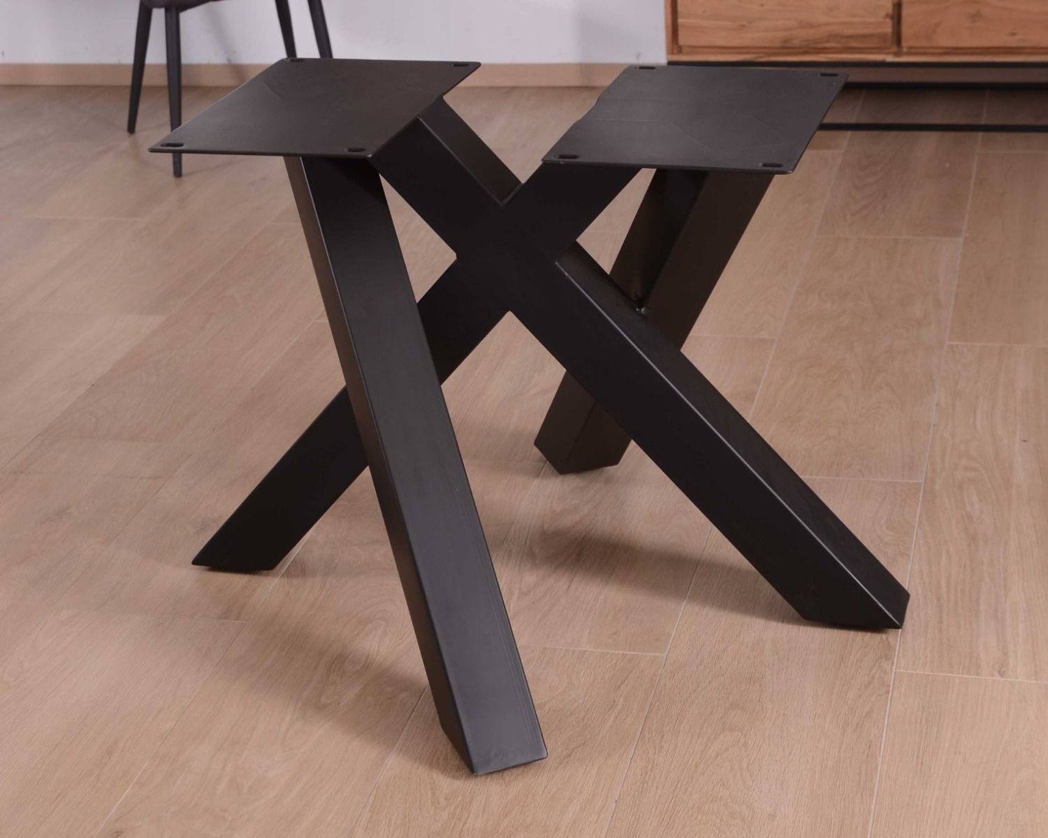 Table carrée 150x150 cm acacia naturel massif et métal noir "Baillif"