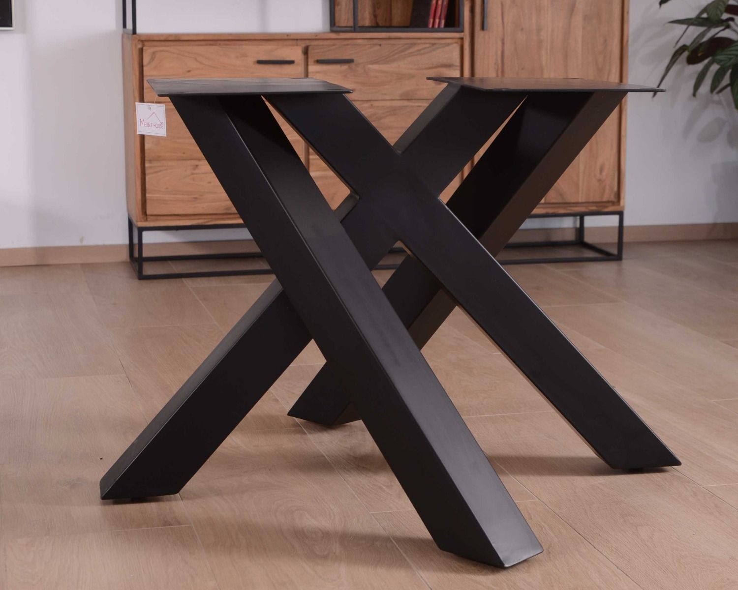 Table carrée 150x150 cm acacia naturel massif et métal noir "Baillif"