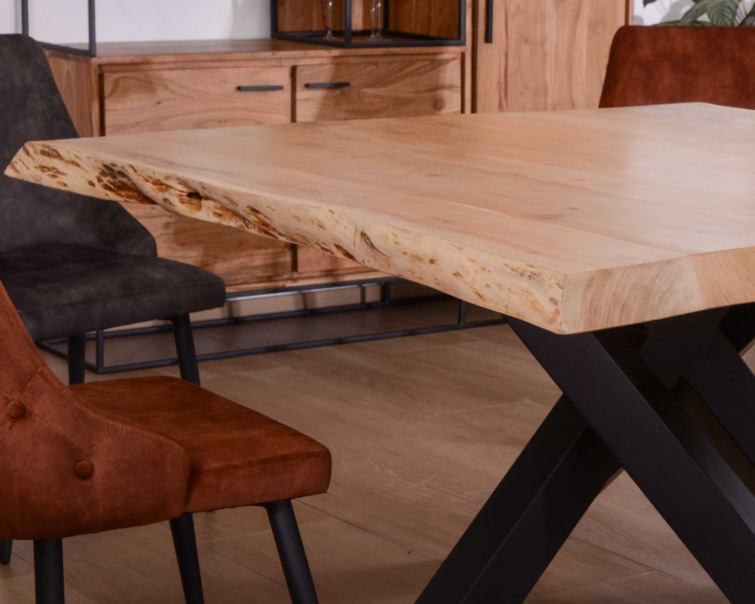 Table carrée 150x150 cm acacia naturel massif et métal noir "Baillif"