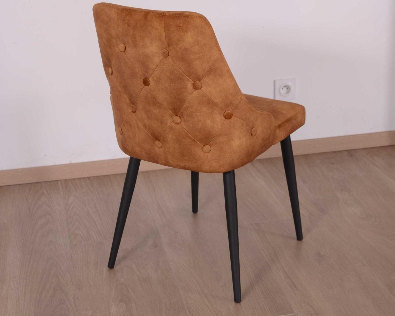 Lot de 2 chaises esprit vintage dos capitonnés couleur ocre "Casta"