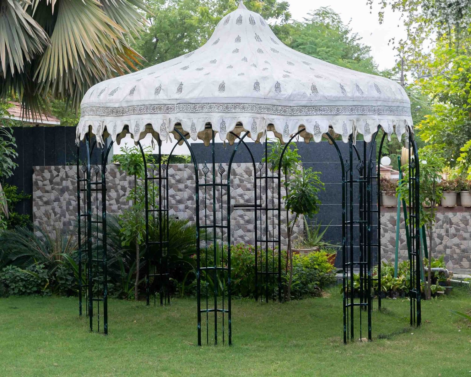 Gloriette en acier noir avec aspect vieilli "Rosy" diamètre 2m60